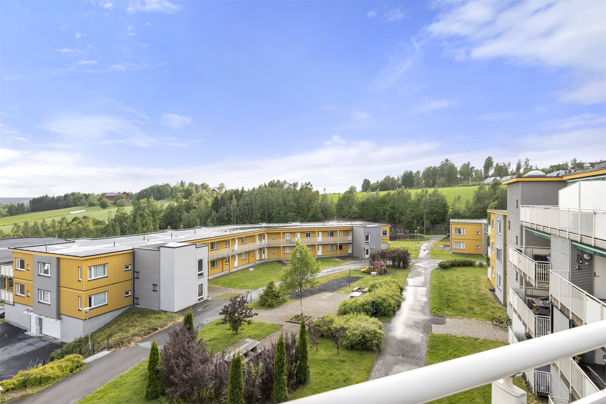 - Tomtearealet er opparbeidet med asfalterte og steinbelagte internveier, plenarealer, sittegrupper og diverse beplantning -