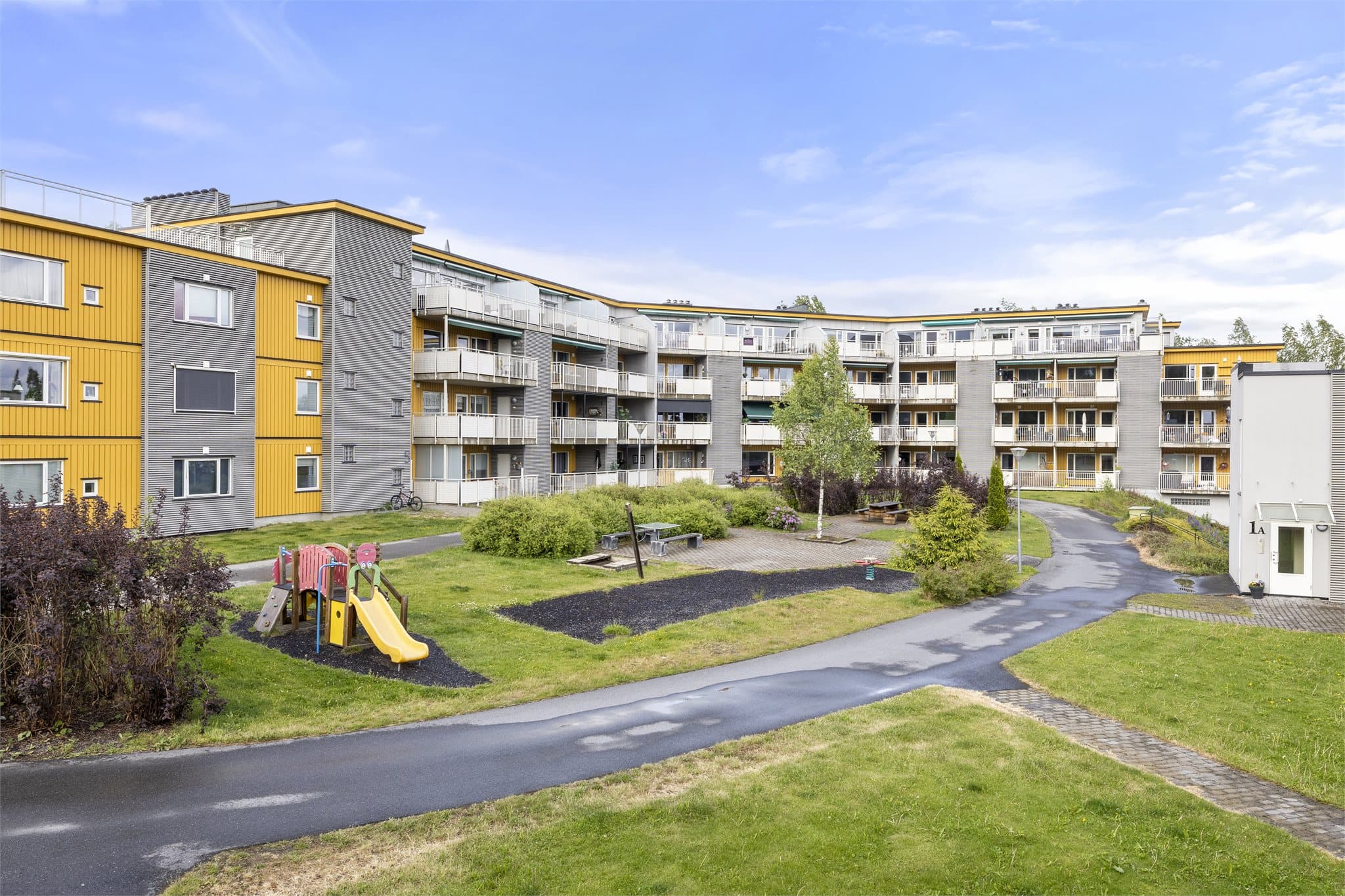 - Tomtearealet er opparbeidet med asfalterte og steinbelagte internveier, plenarealer, sittegrupper og diverse beplantning -