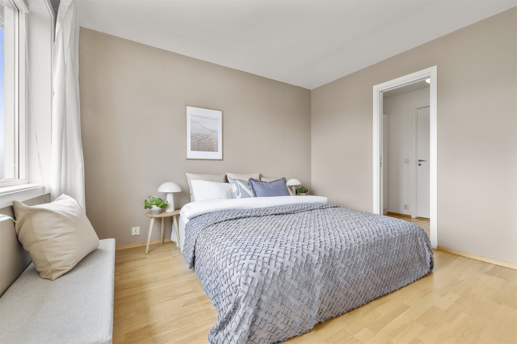 - Hovedsoverommet har god plass til dobbeltseng og tilhørende soveromsmøbler -