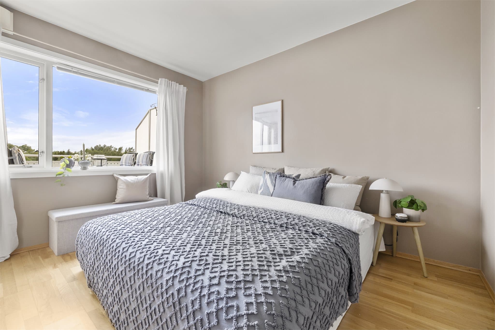 - Lyst og innbydende soverom med rolige fargetoner -