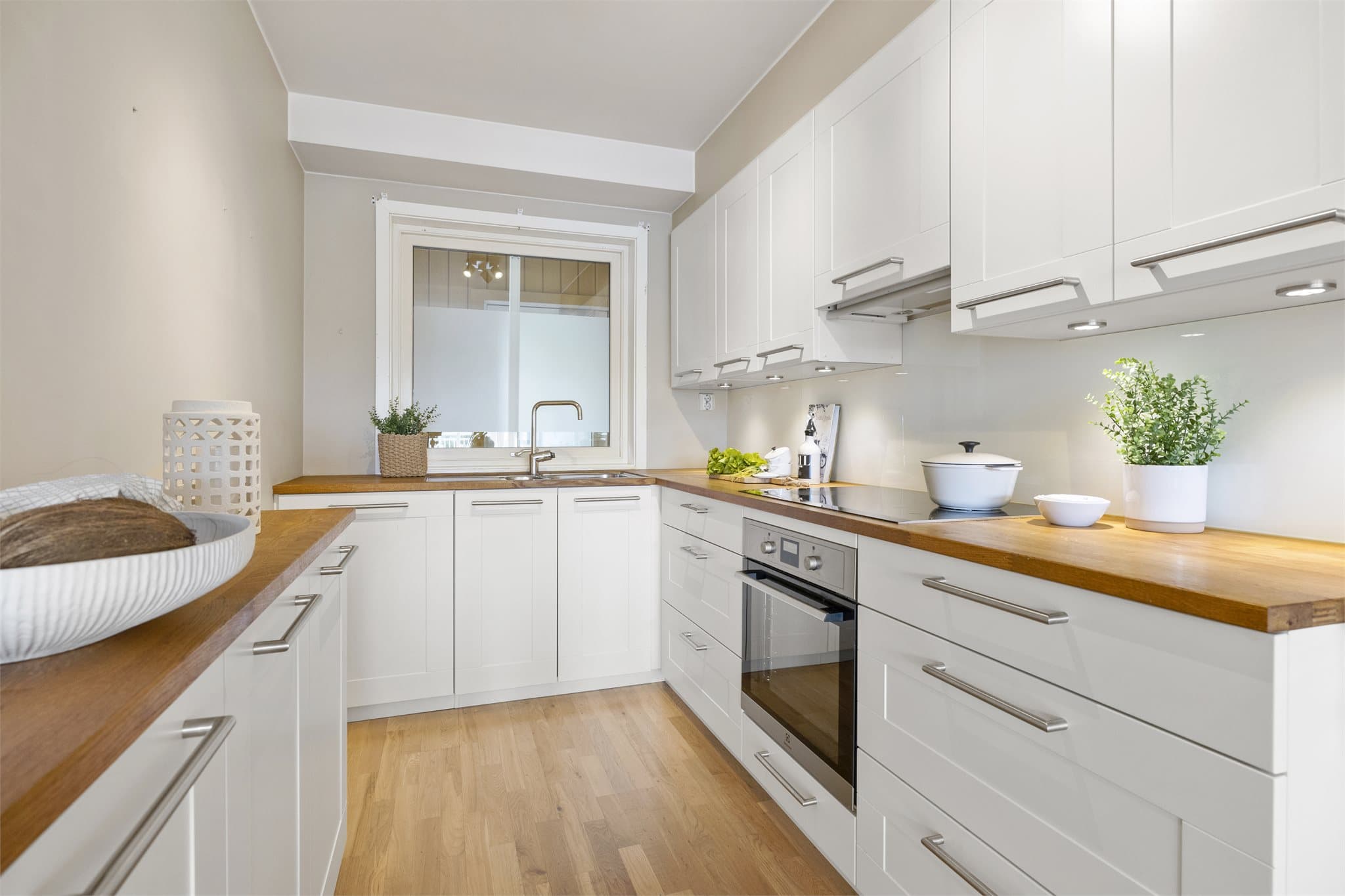 - Kjøkkeninnredning med profilerte fronter fra byggeår, rikelig med skapplass -