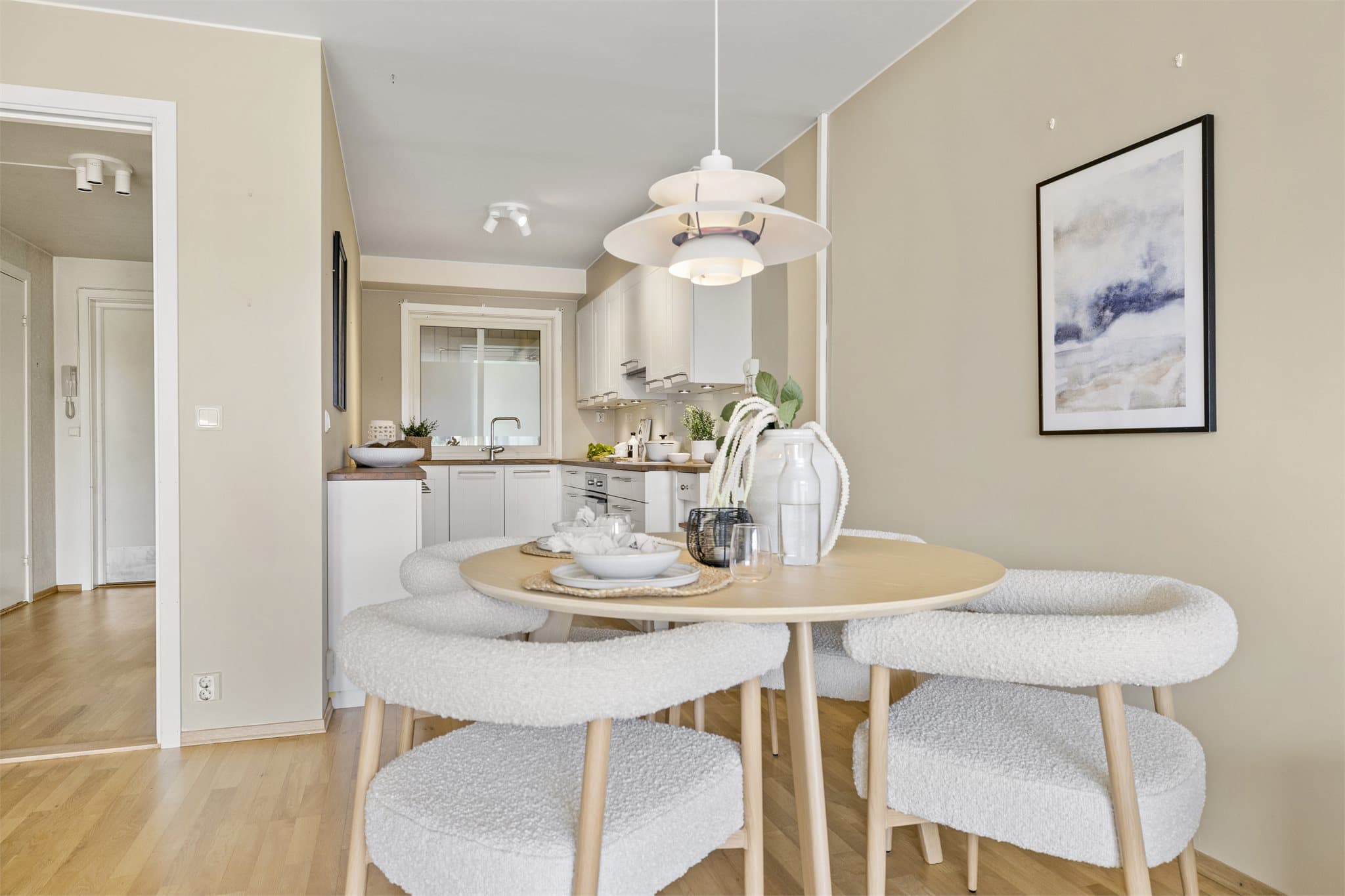 - Spiseplass i direkte tilknytning til kjøkkenet - praktisk og sosialt -