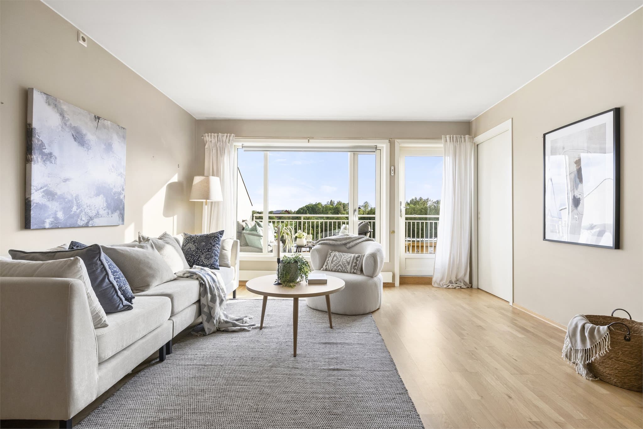 - Romslig stue med store vindusflater og naturlig lysinnslipp. Perfekt for hyggelige kvelder og sosiale sammenkomster -