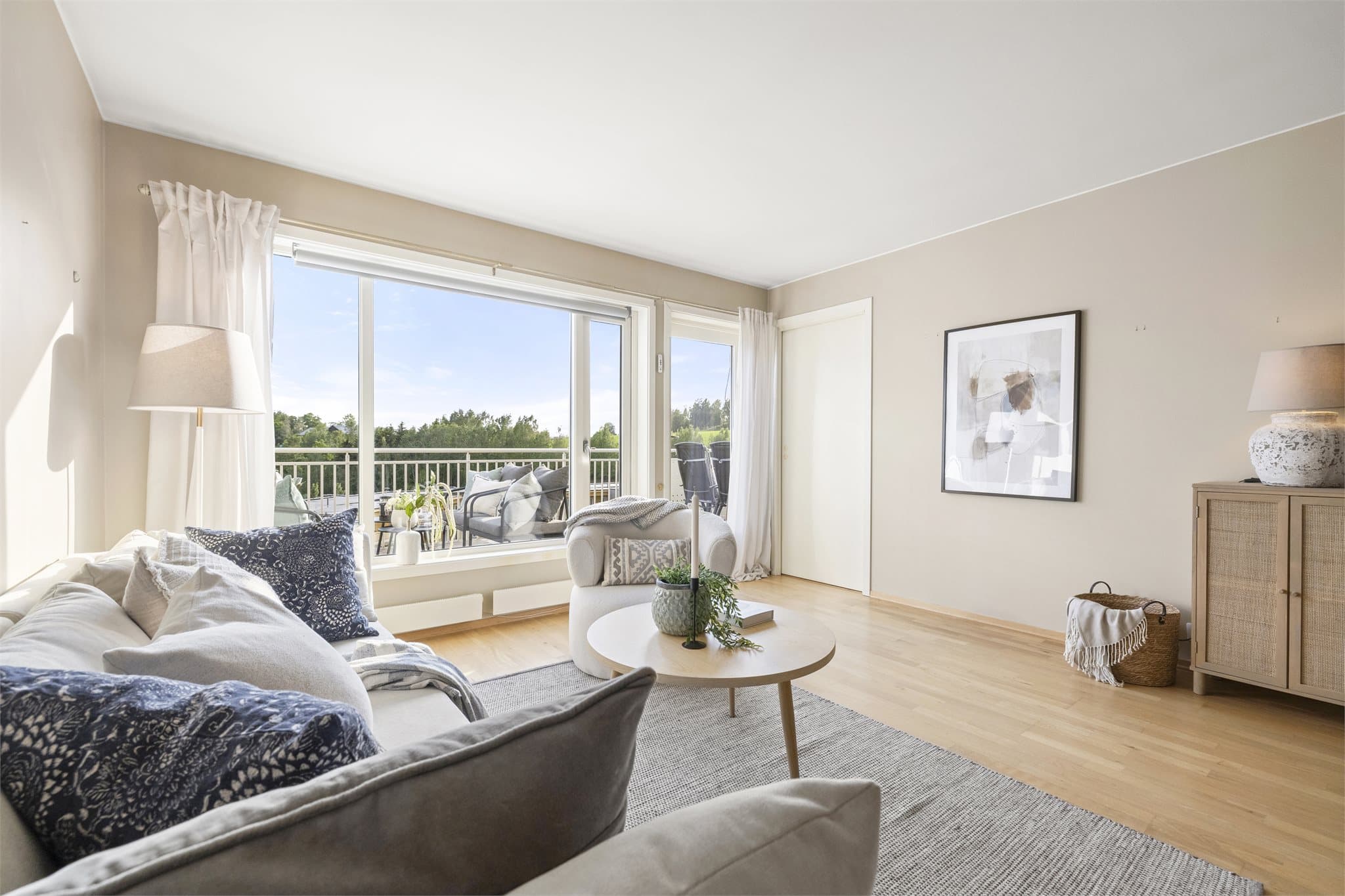 - Direkte utgang til solrik balkong fra stue -