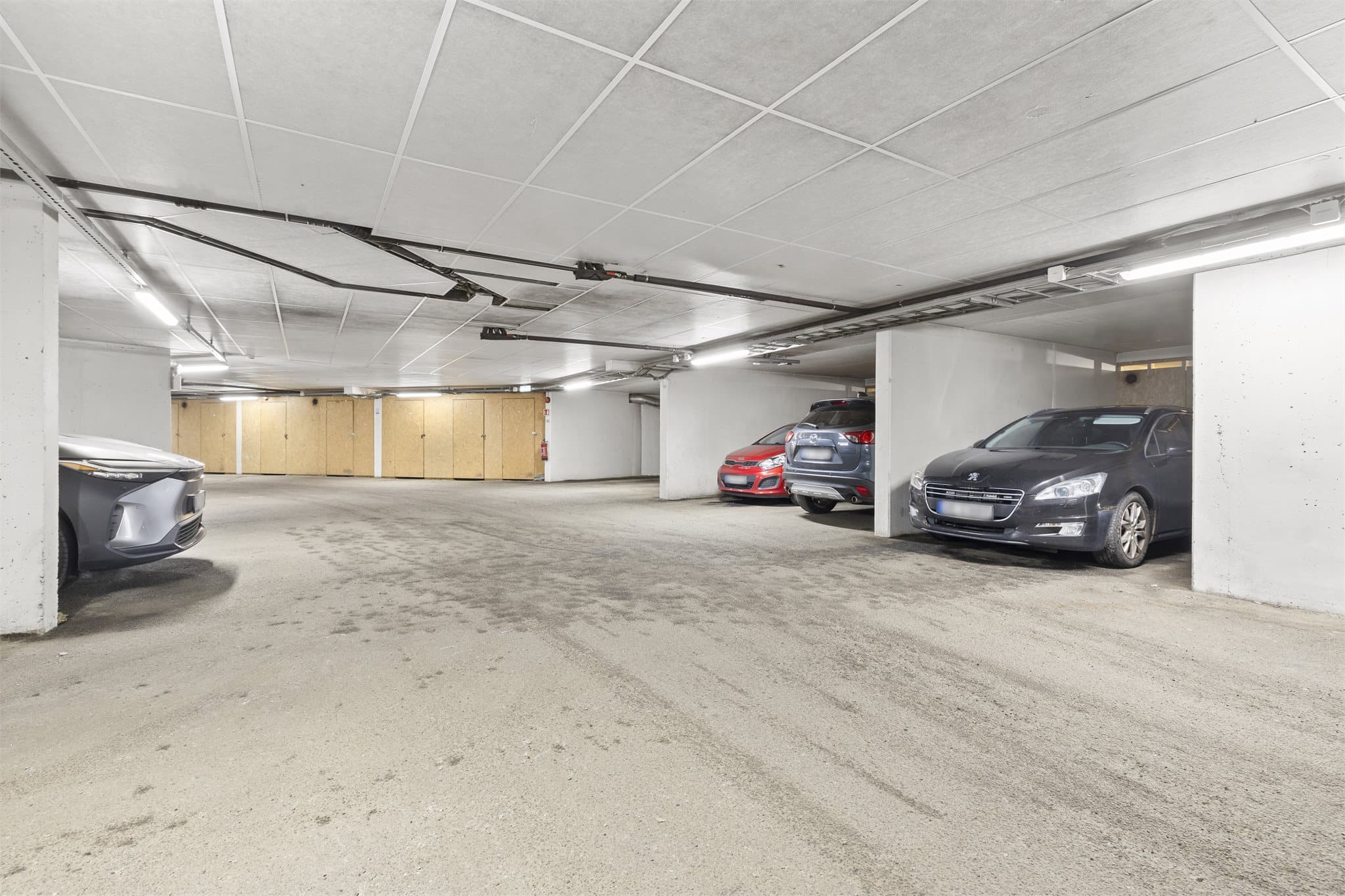 - Leiligheten disponerer en parkeringsplass og en kjellerbod i felles garasje -