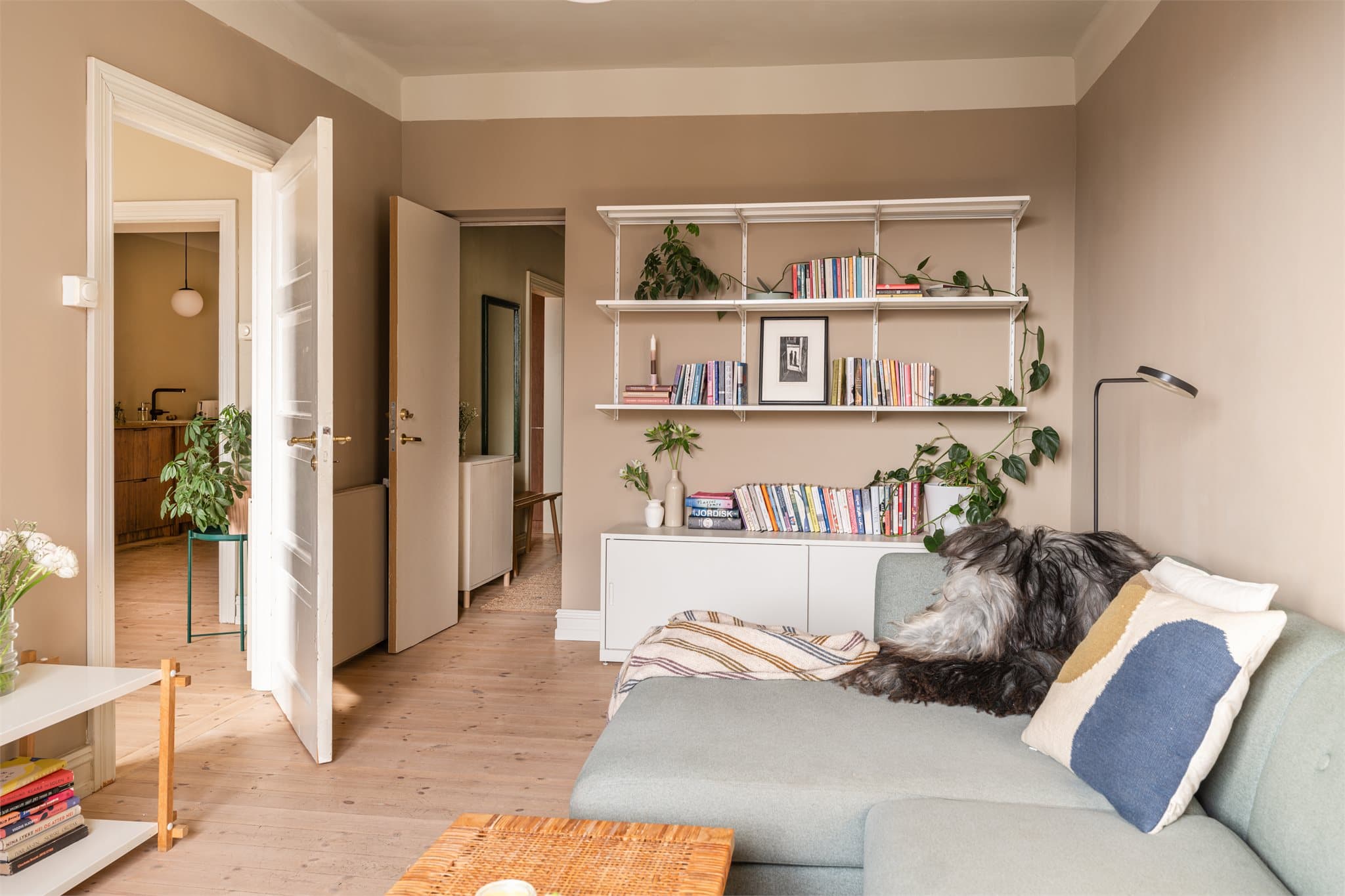 Stuen er romslig og lett å møblere med plass til både sofagruppe og øvrig møblement.