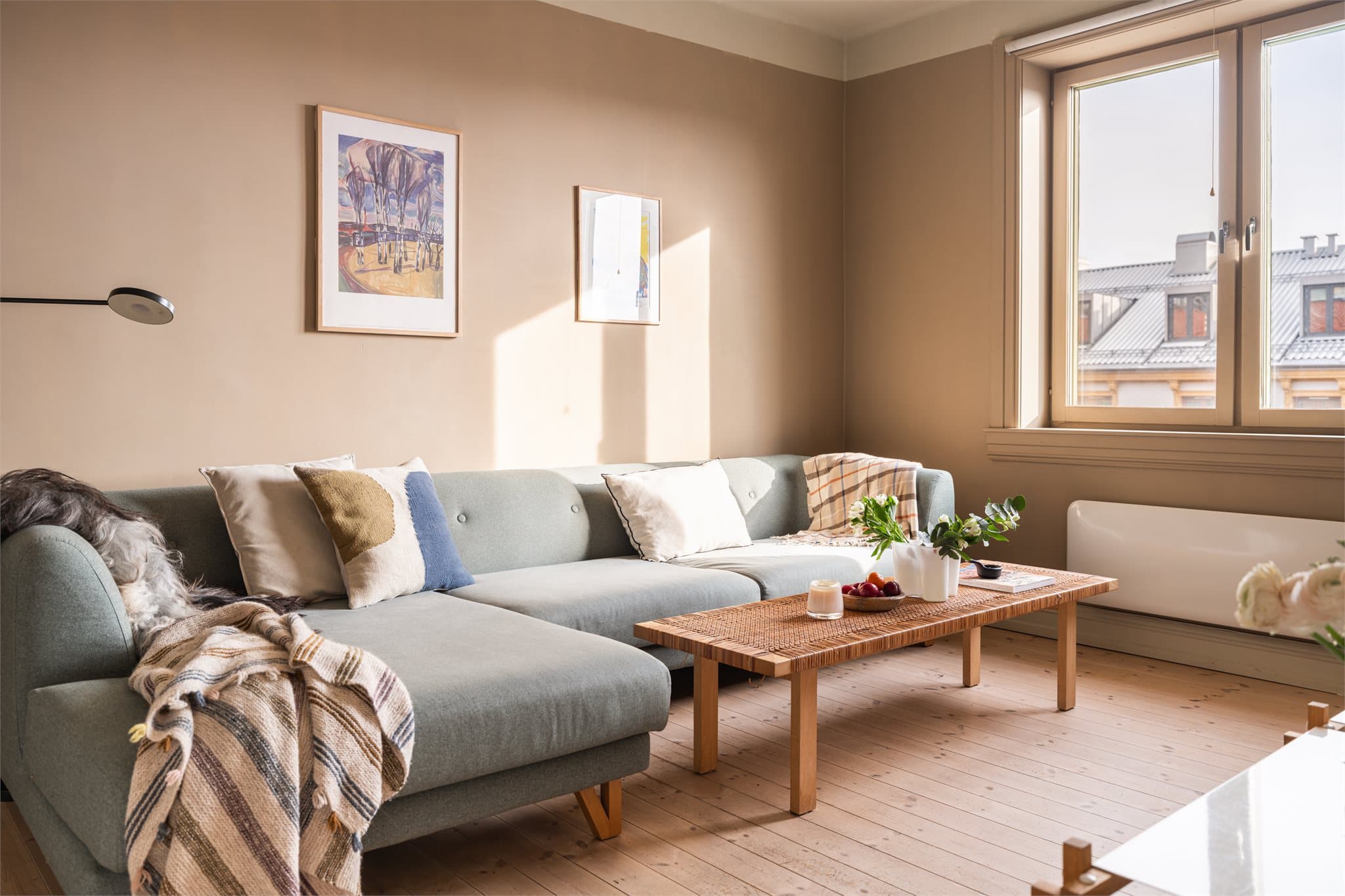 Leiligheten har romslige og lyse oppholdsrom bestående av stue og spisestue i tilknytning til hverandre.