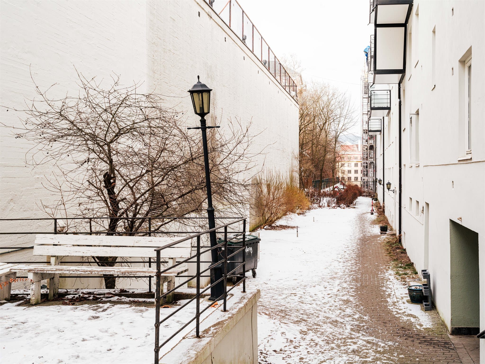 Sameiet har en hyggelig bakgård med sittegrupper, her blir det grønt og fint på våren.