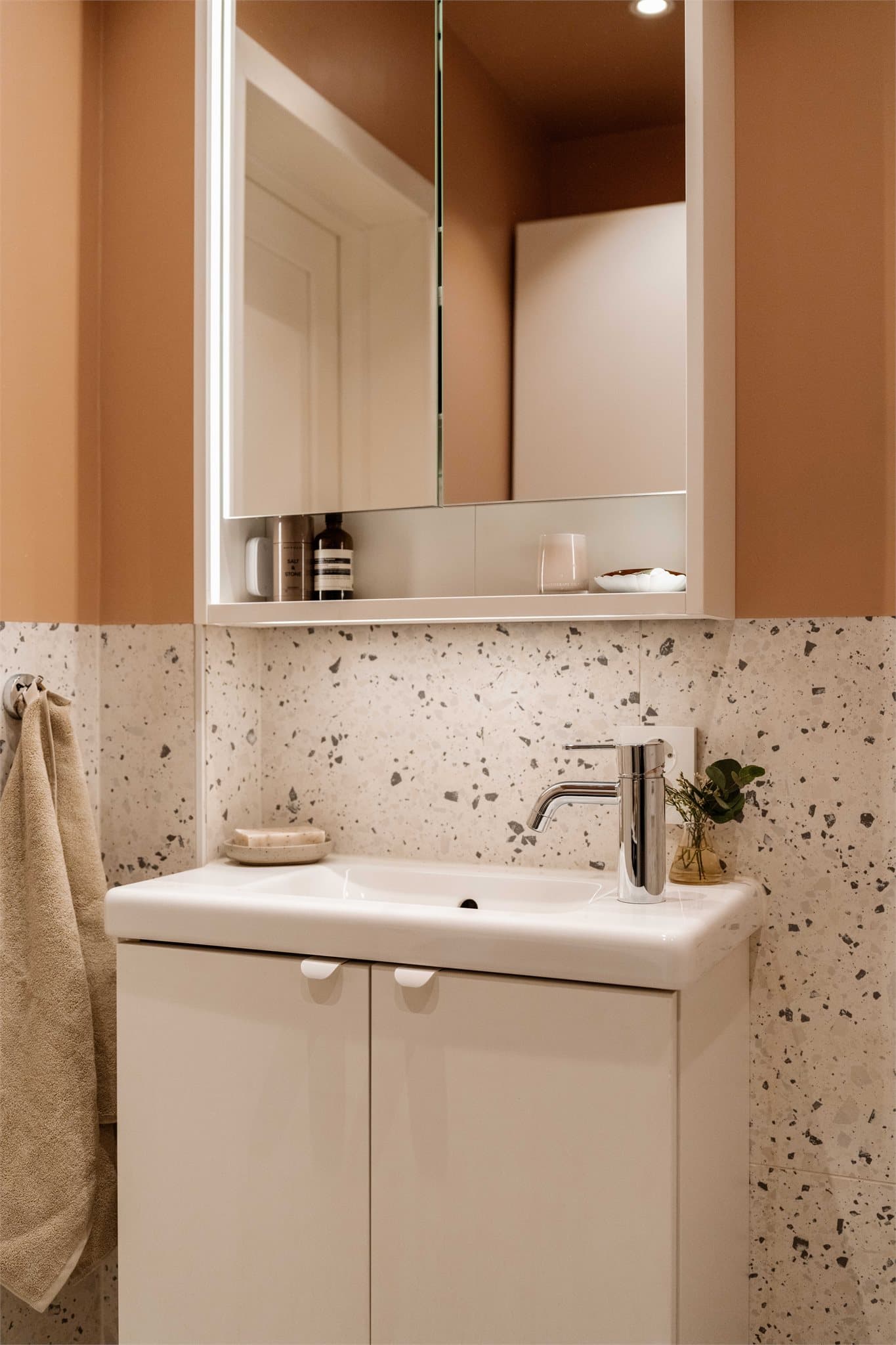 Badet er utført i stilfulle farger og detaljer.