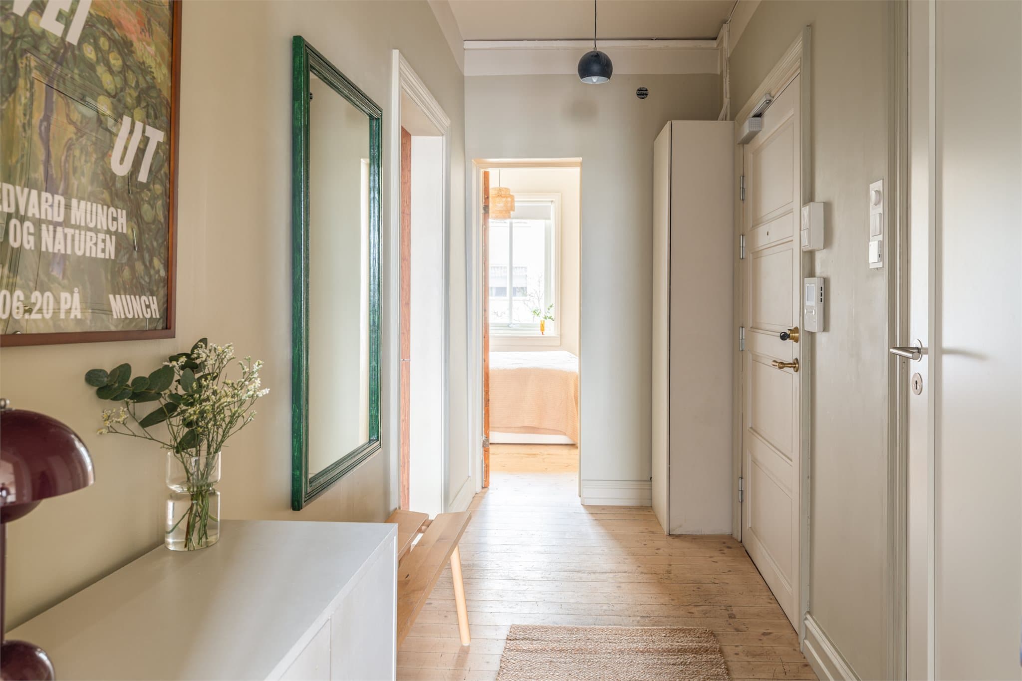 Lys og innbydende entré med god romfølelse og praktisk planløsning.