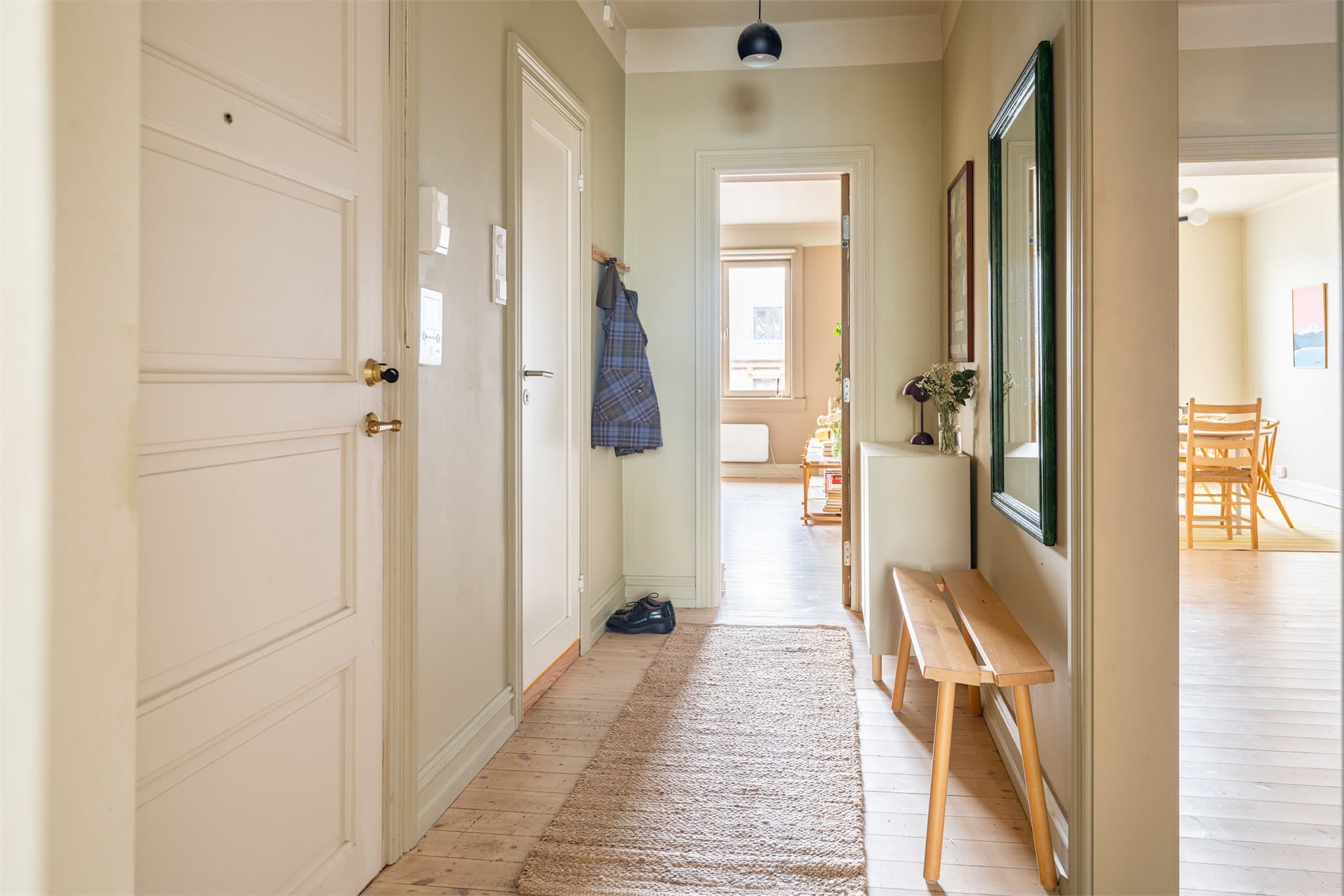 Entréen oppleves luftig og har plass til både oppbevaring og sittemøbel.