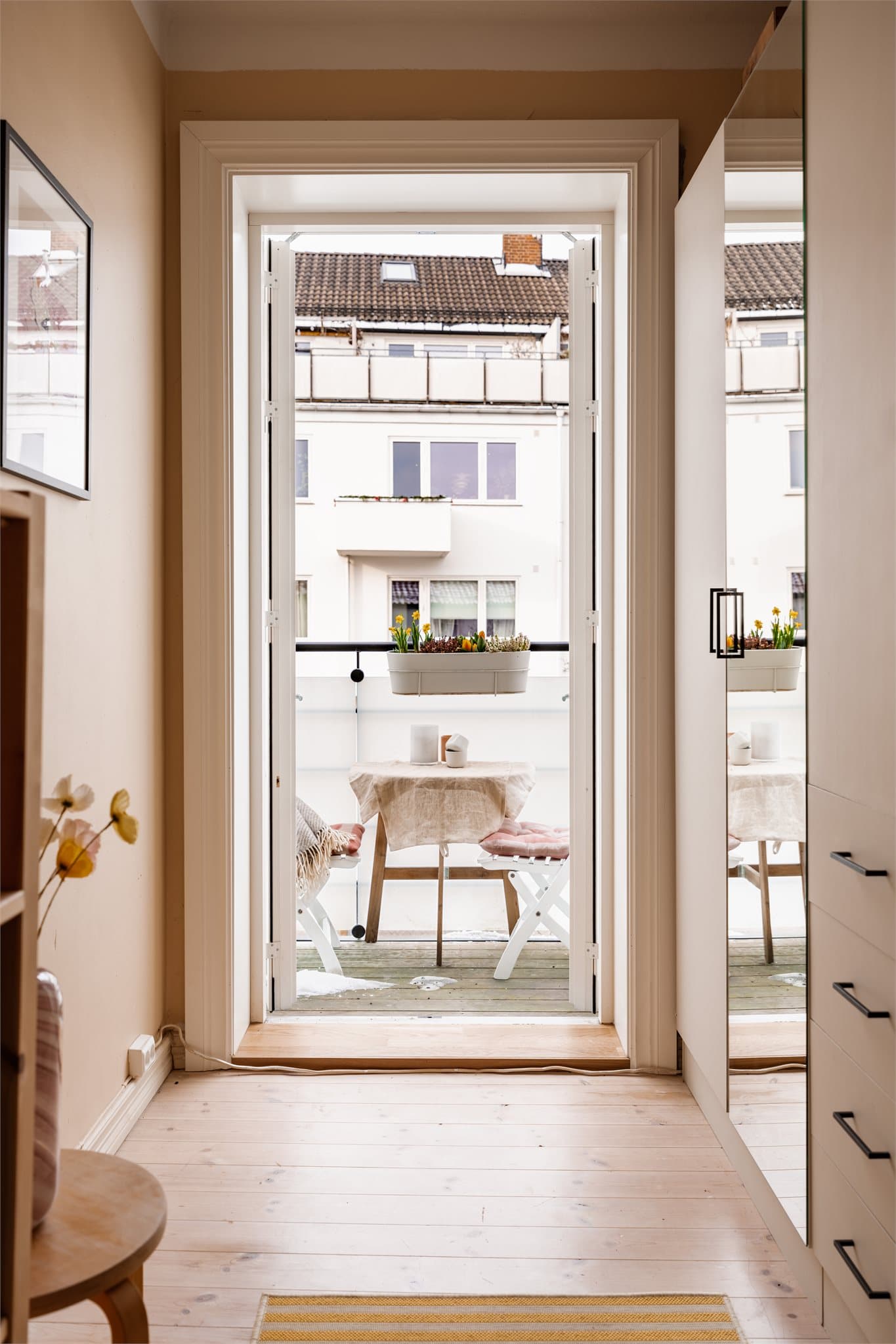 Fra rommet har du utgang til en hyggelig balkong vendt mot rolig bakgård.