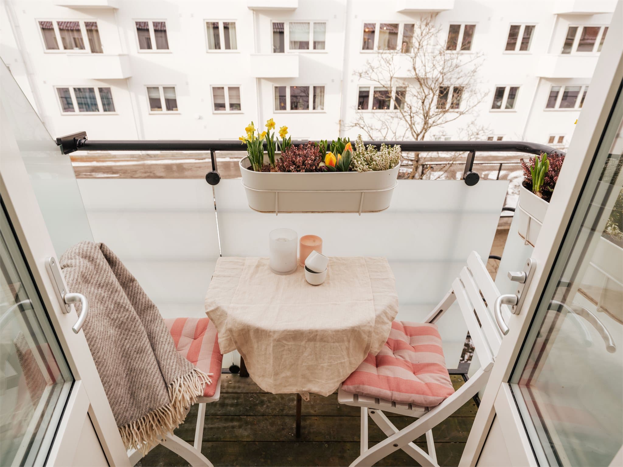 Nyt morgenkaffen i rolige og tilbaketrukne omgivelser.