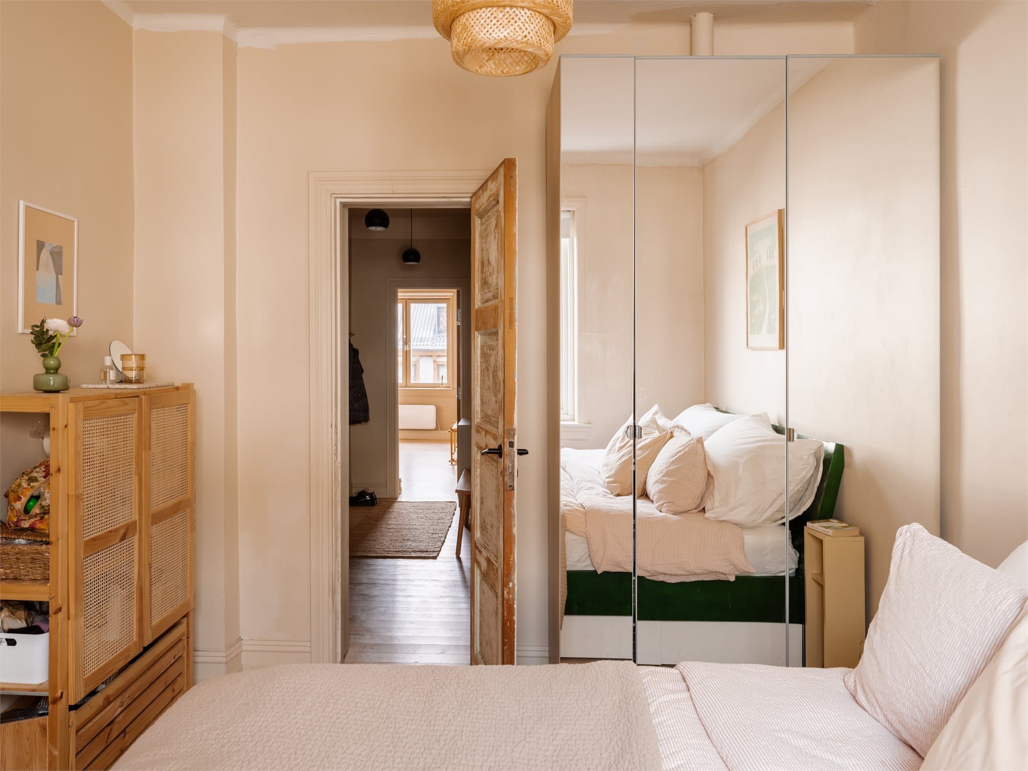 God takhøyde og godt lysinnslipp gir svært god romfølelse.