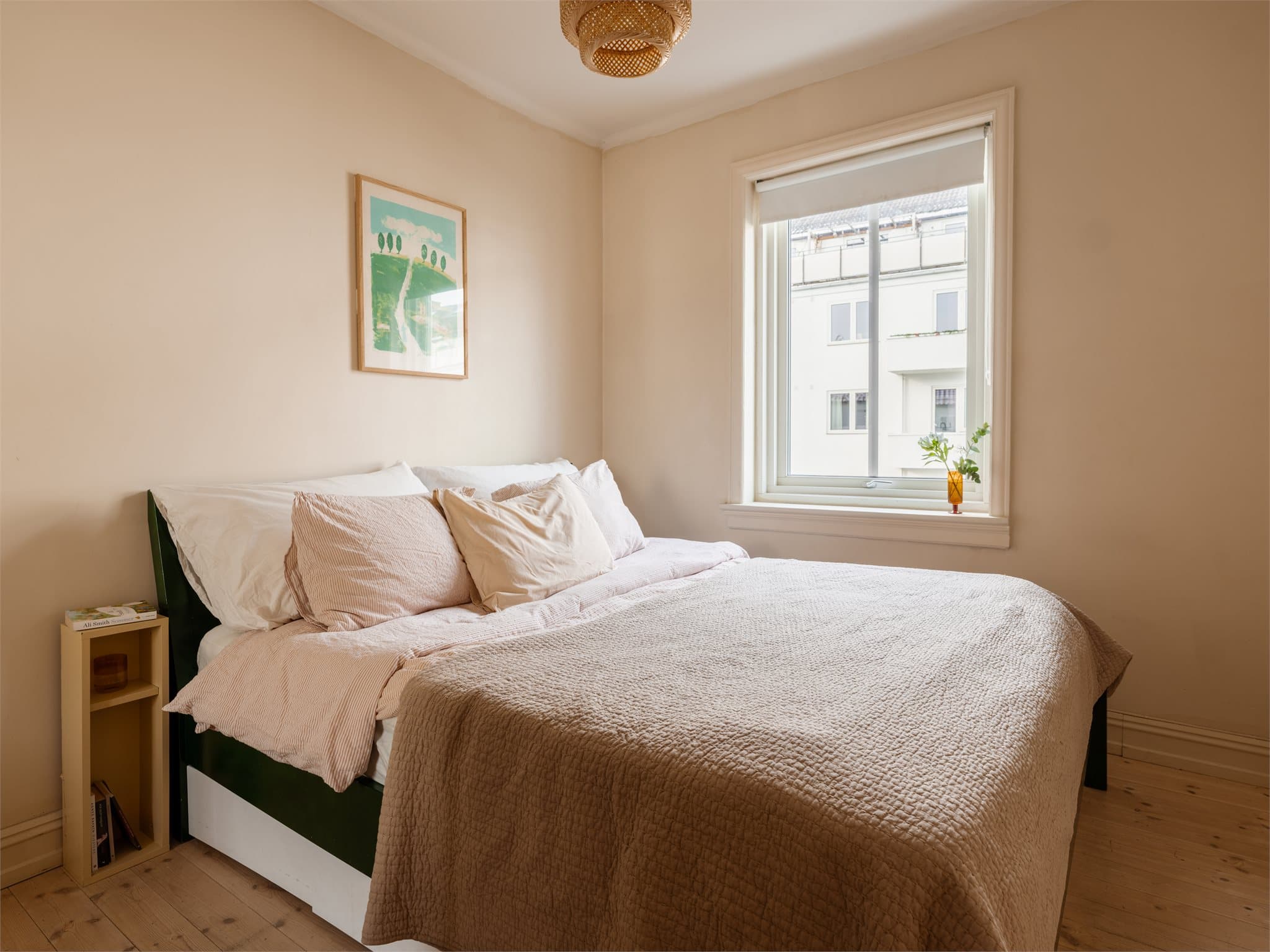 Leiligheten er innredet med to soverom, begge rolig plassert mot bakgård.