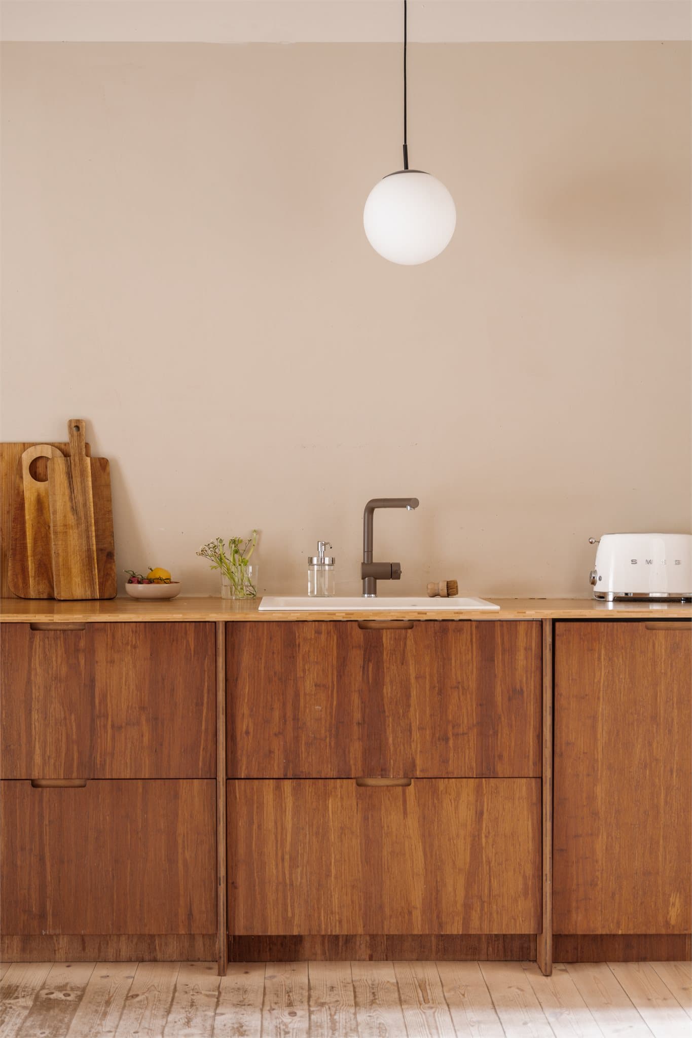 Kjøkkenet er et påkostet og unikt kjøkken fra Ask og Eng, levert i 2020, med håndlagde fronter i bambus produsert i Norge.