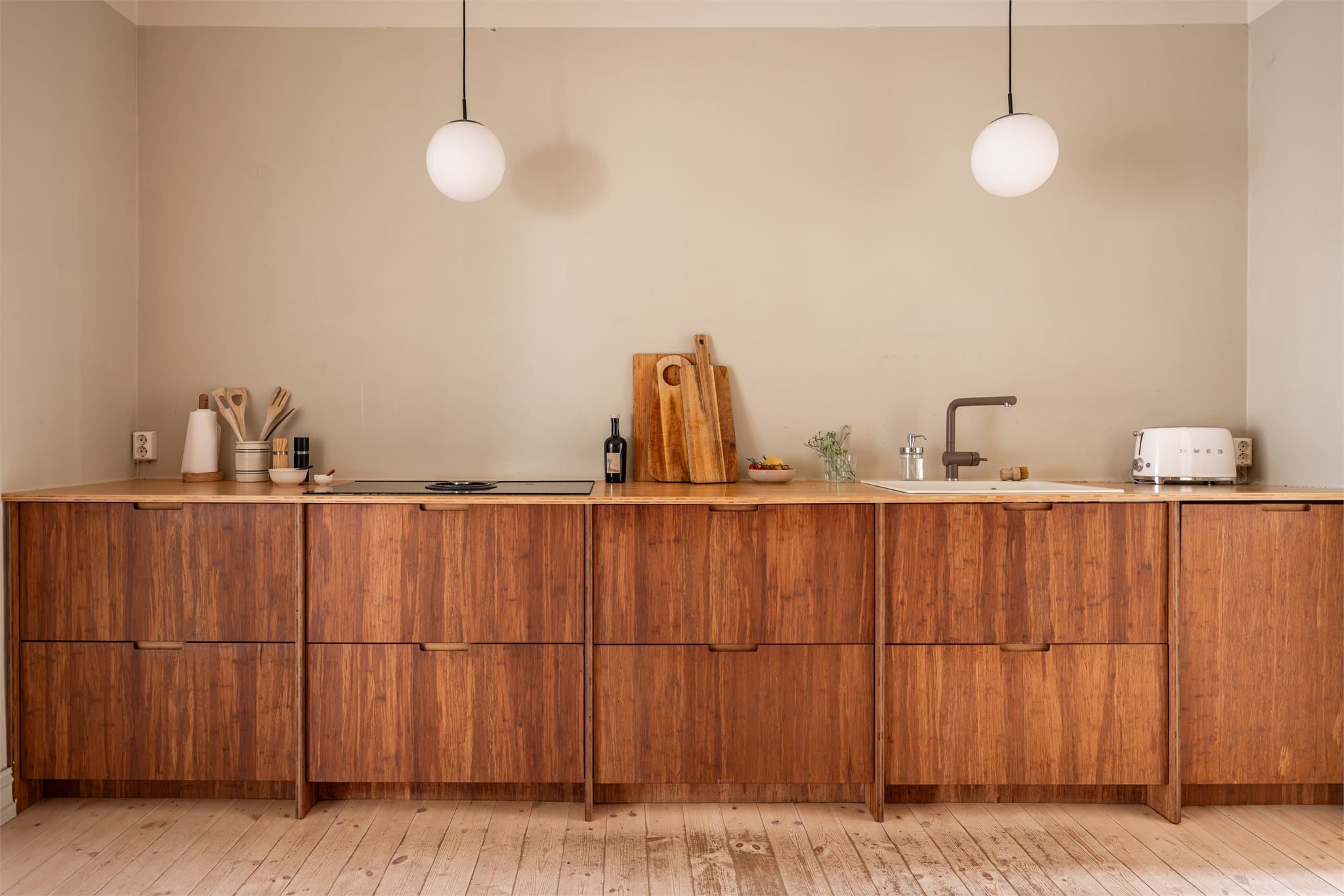 Boligen er jevnlig vedlikeholdt og betydelig oppgradert de senere årene, med blant annet påkostet kjøkken fra Ask og Eng levert i 2020 og et totalrenovert og utvidet baderom fra 2025.