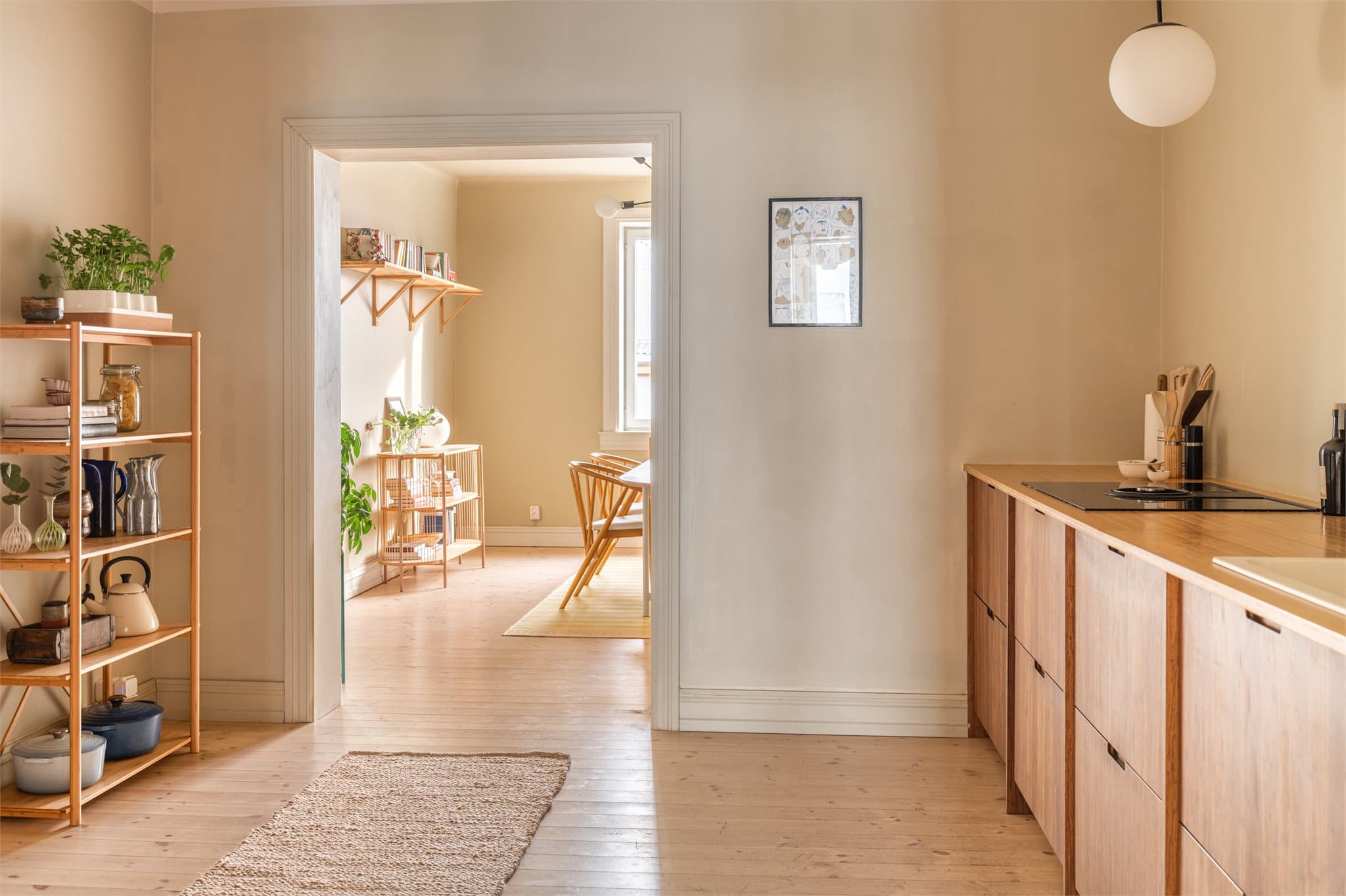 Fin flyt mellom leilighetens oppholdsrom.