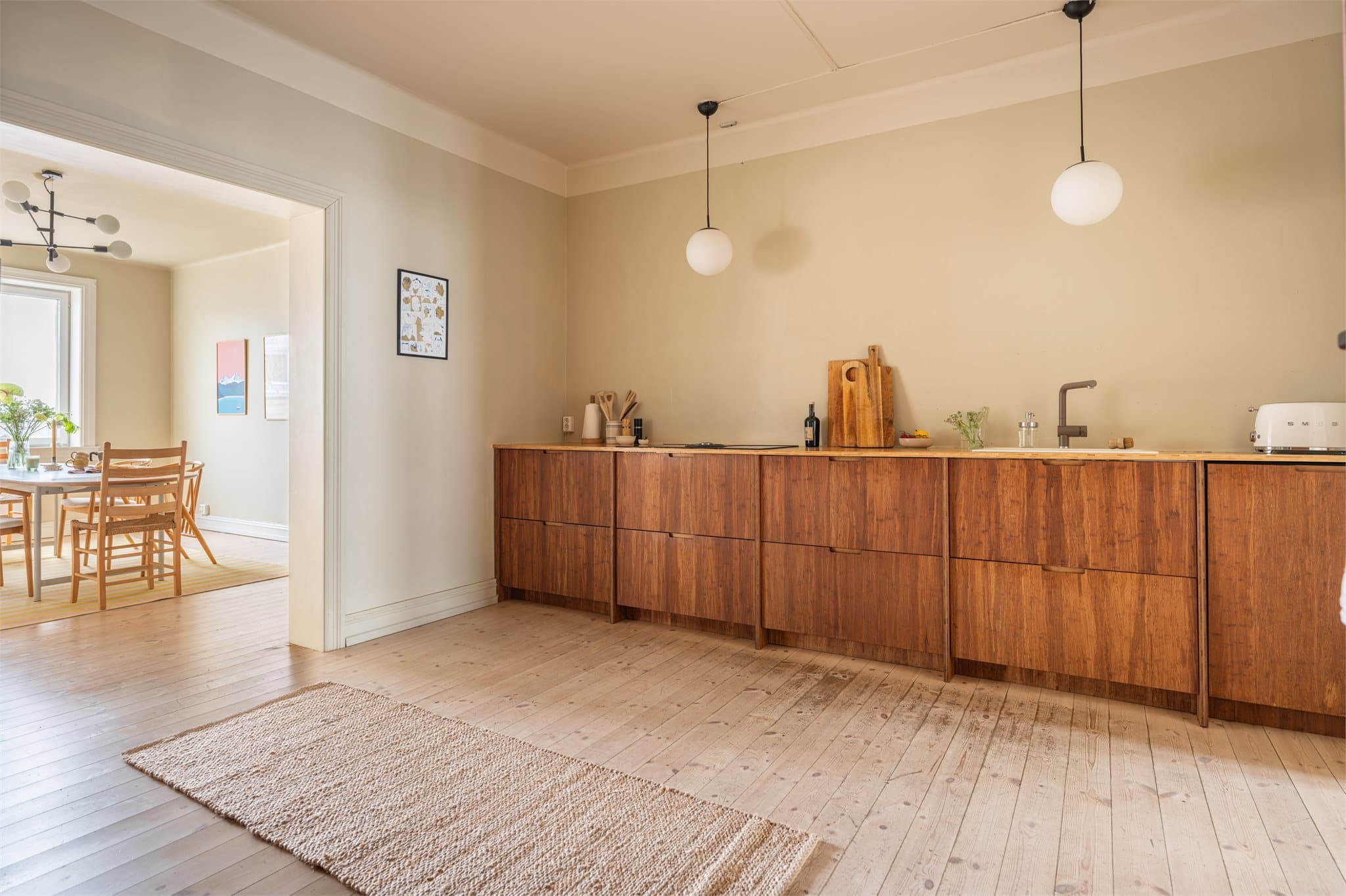 I tilknytning til stuen finner du et romslig og moderne kjøkken, med gjennomført og tidløst uttrykk