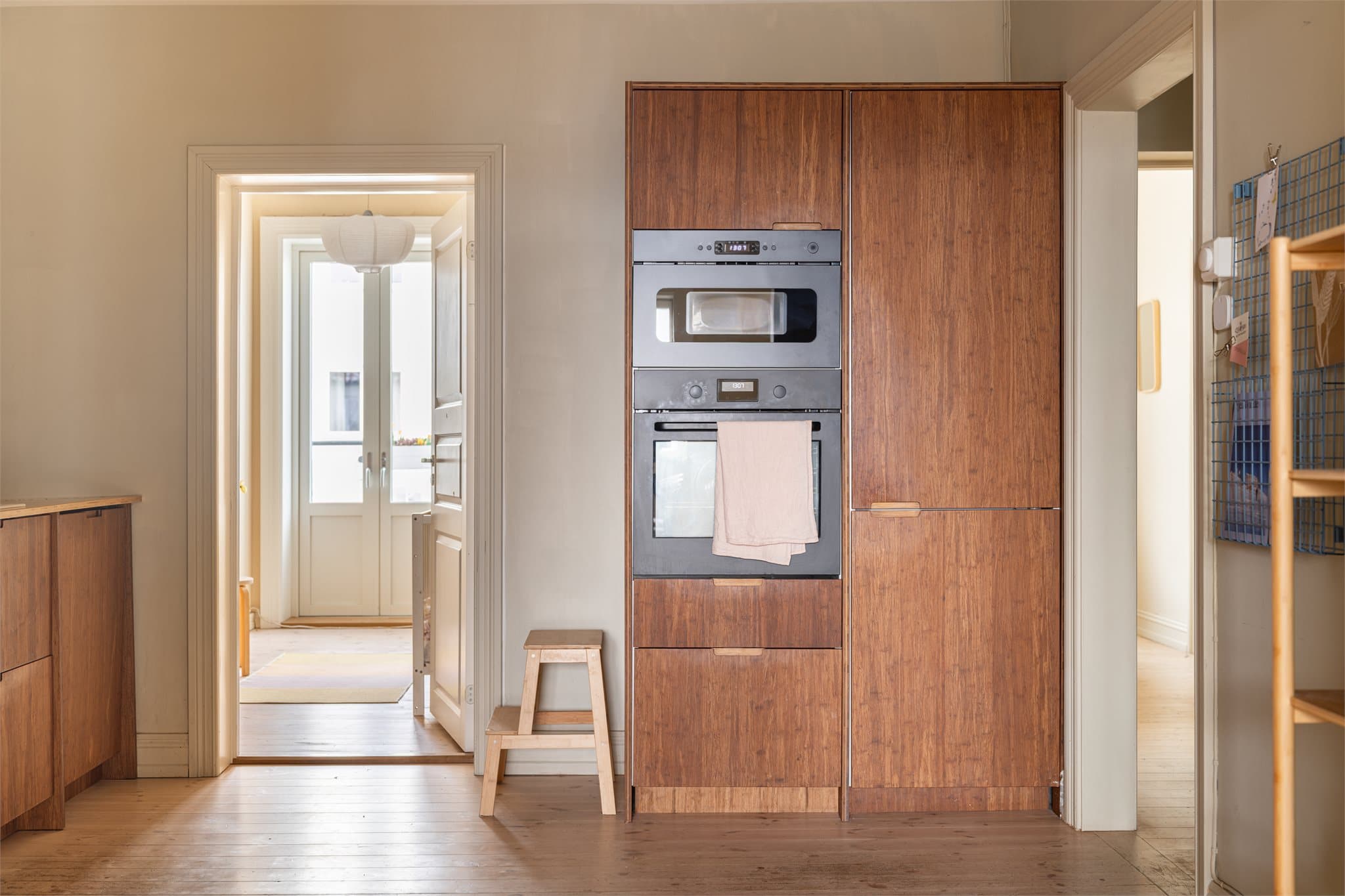 Kjøkkenet er utstyrt med integrerte hvitevarer, herunder induksjonstopp med avtrekk nedfelt midt i koketoppen, stekeovn, mikrobølgeovn, oppvaskmaskin samt kjøl/frys.