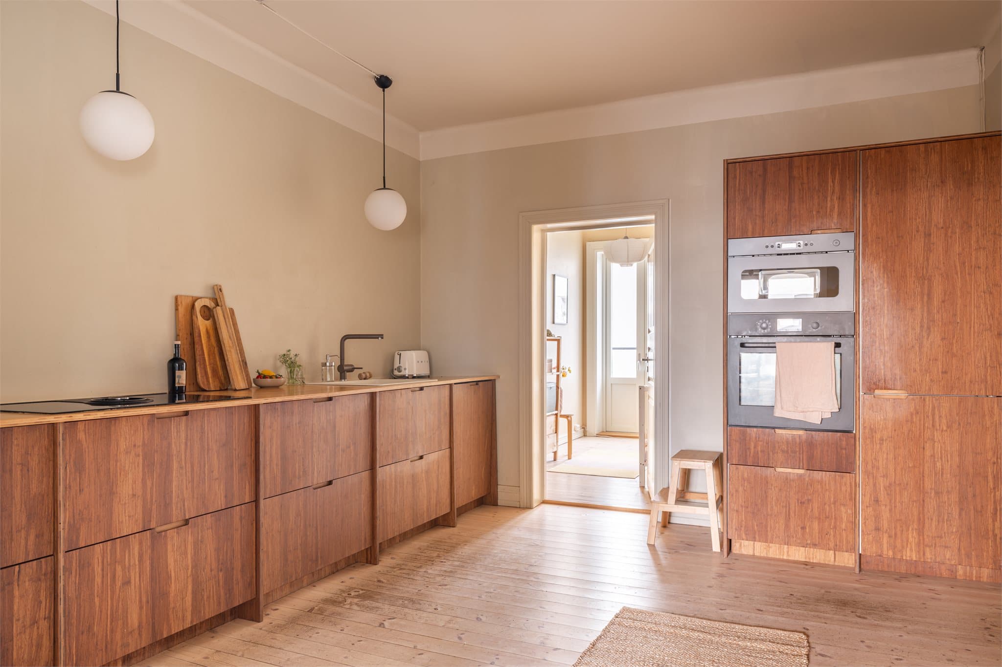 Innredningen har glatte fronter og heltre benkeplate med nedfelt komposittkum.