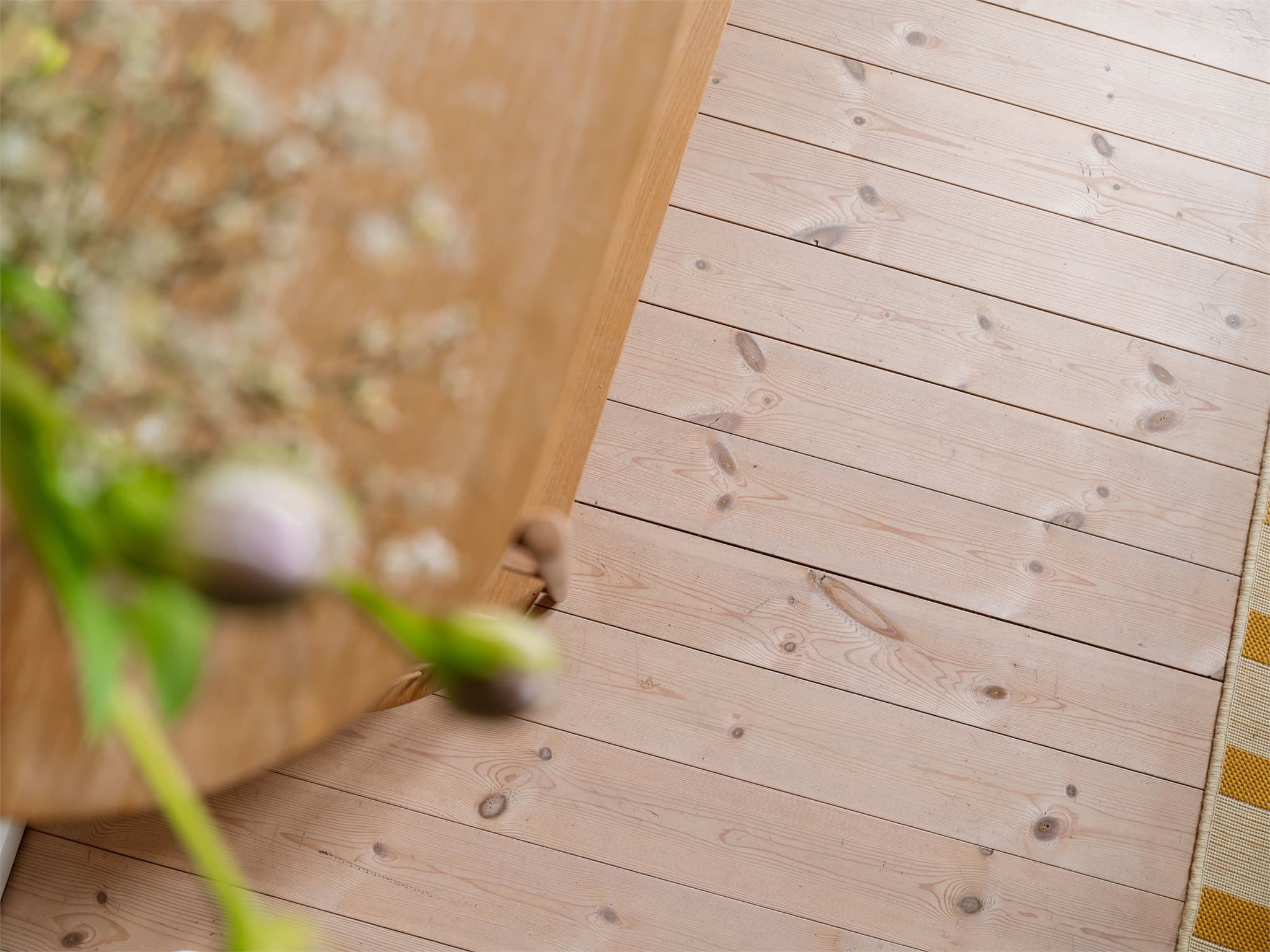 Leiligheten har gjennomgående tregulv av furu.