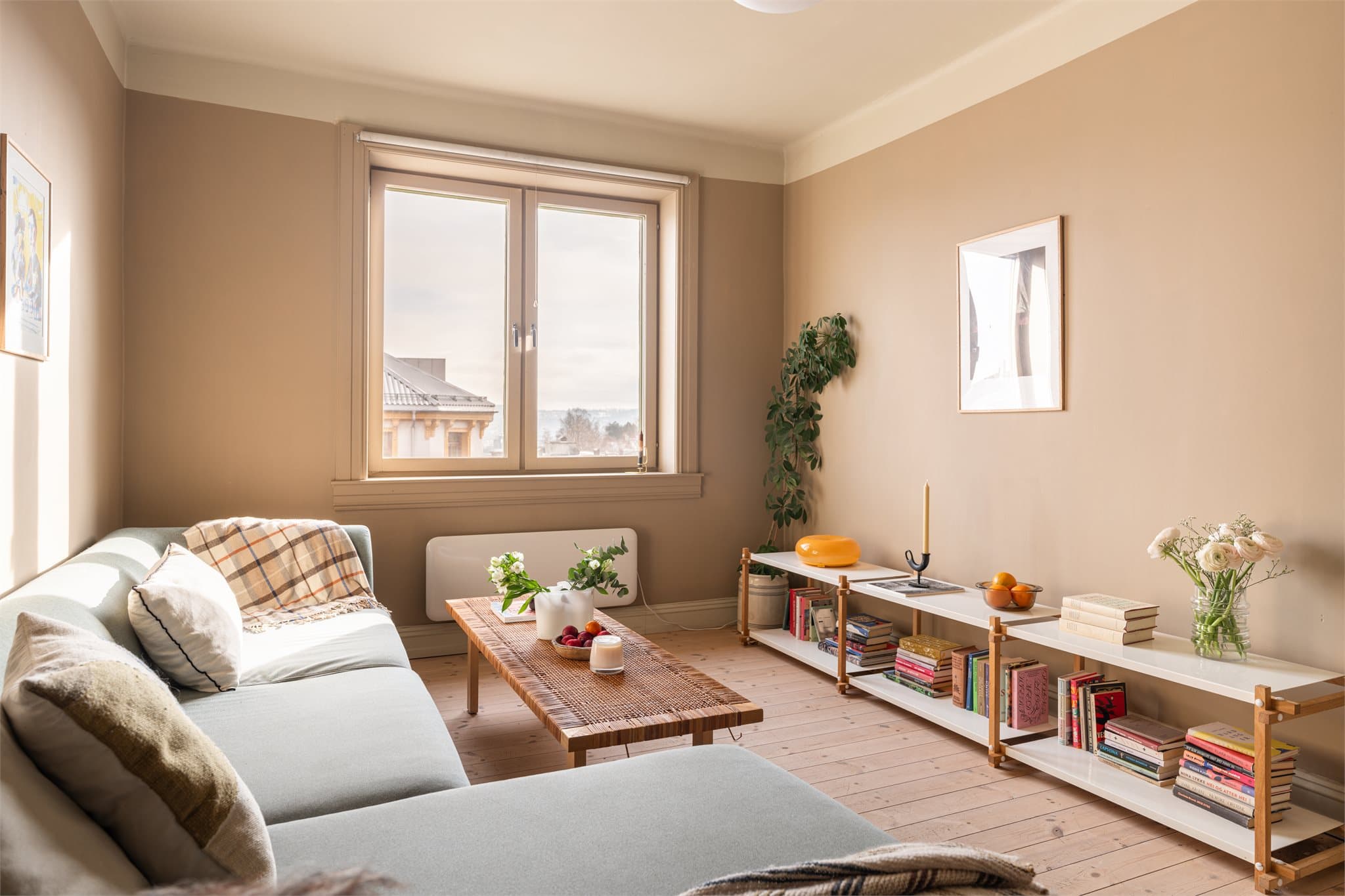 Rommene har god takhøyde og store vindusflater som gir rikelig med naturlig lys og en åpen, luftig romfølelse.