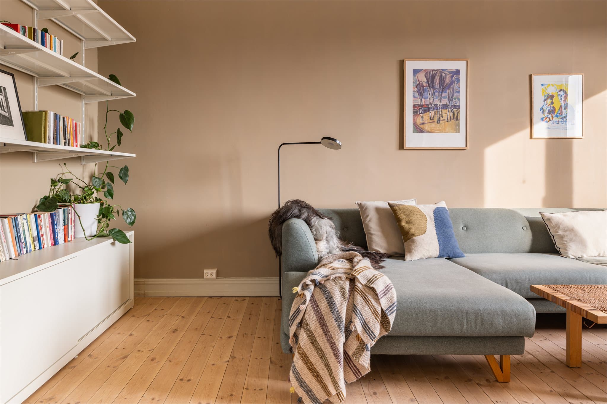 Leiligheten er malt i lyse og tidsriktige farger.