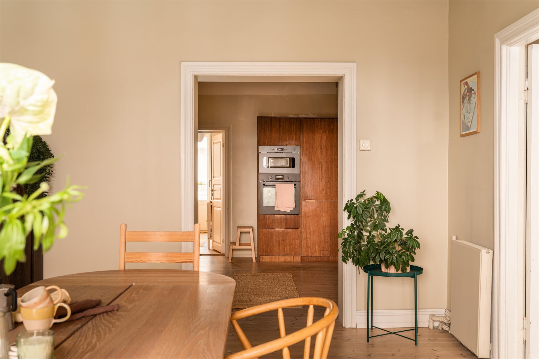 Fin flyt mellom kjøkken, spisestue og stue.