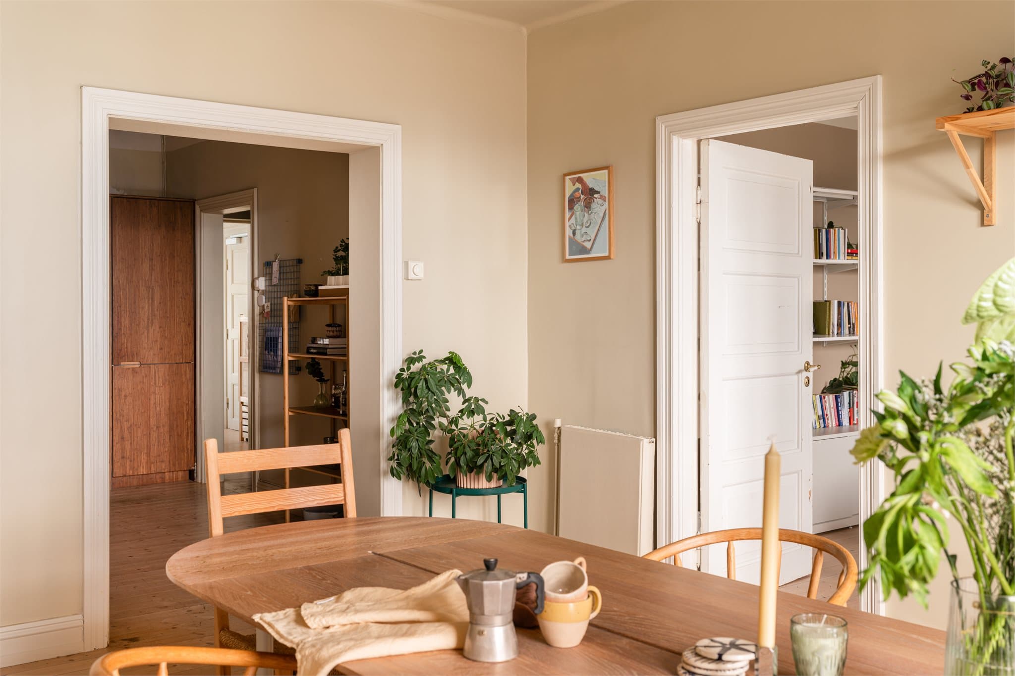 Spisestuen har god plass til større spisebord og fungerer som et naturlig samlingspunkt i boligen, med direkte forbindelse til kjøkkenet.