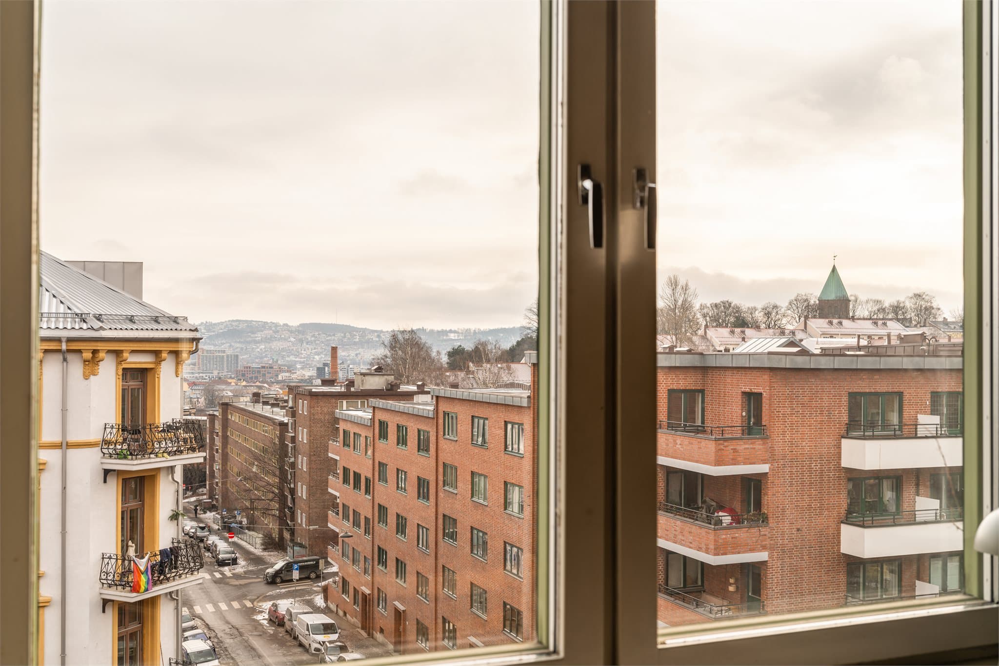 Fra både stue og spisestue har flott utsikt.