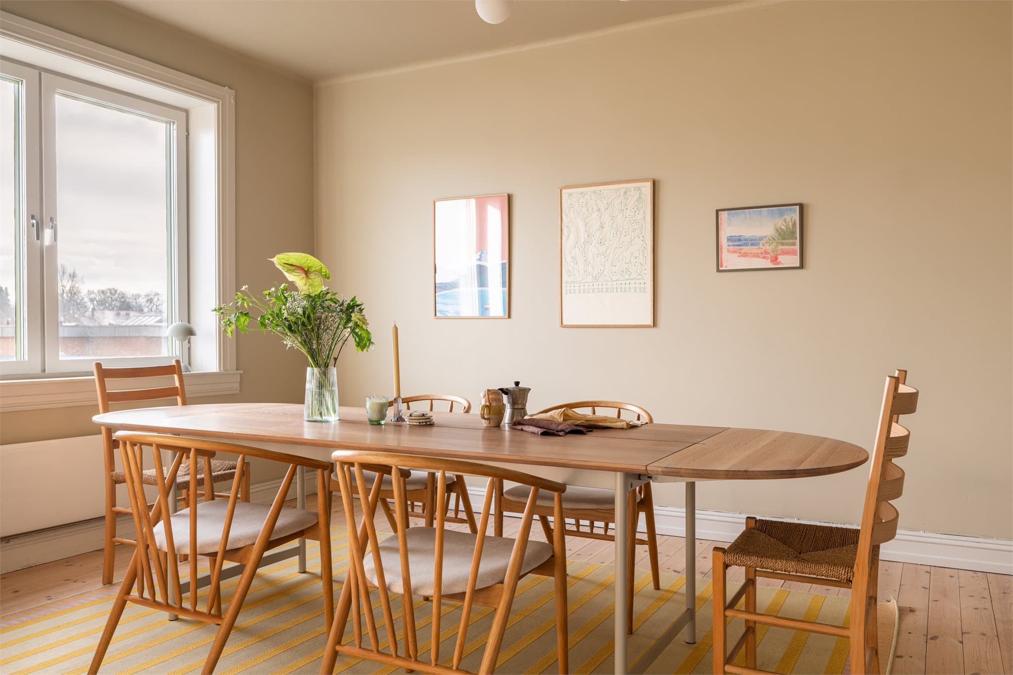 Stuen og spisestuen er utstyrt med WiFi-styrte panelovner fra Mill, montert i 2024.