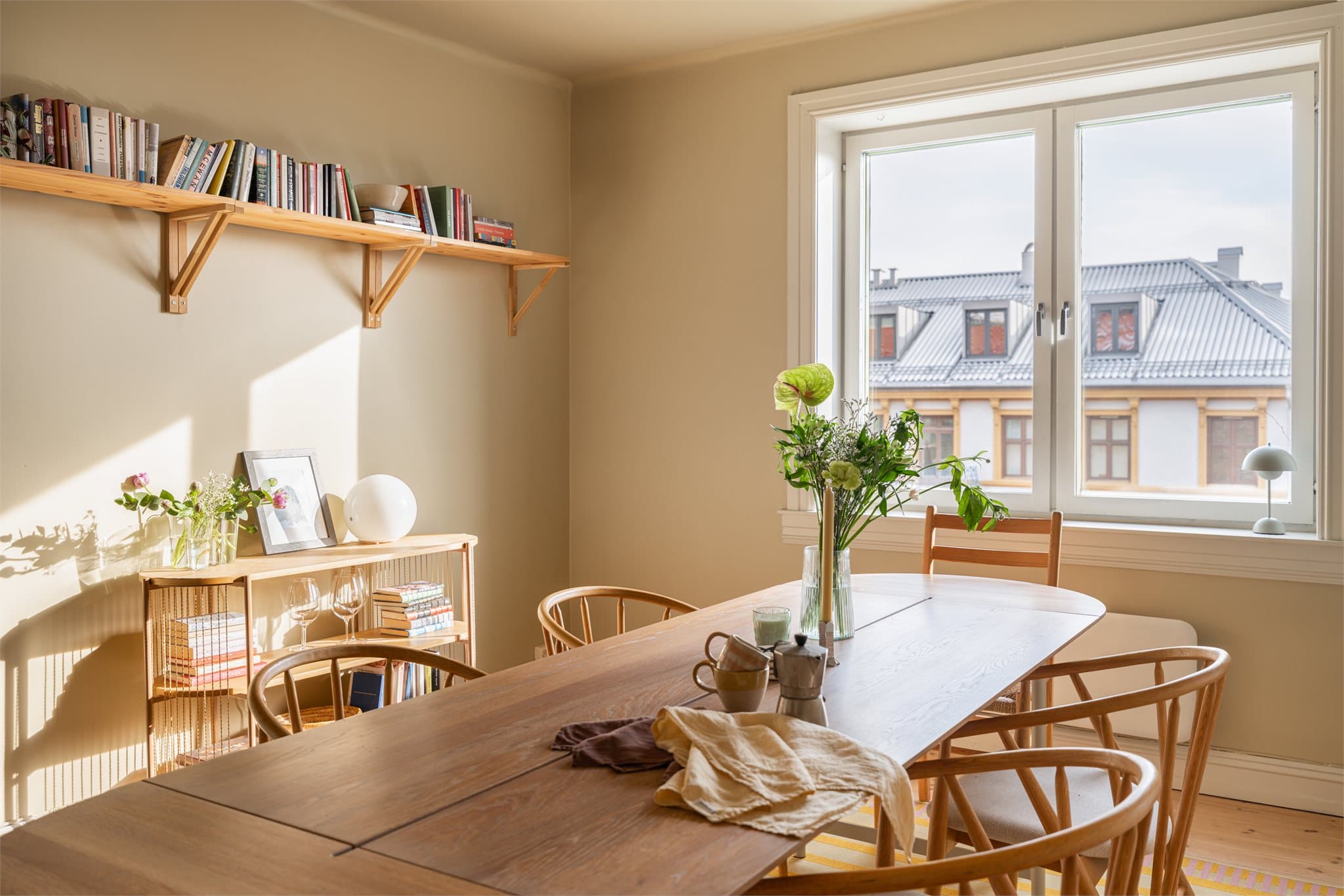 Leiligheten er malt i lyse og tidsriktige farger.