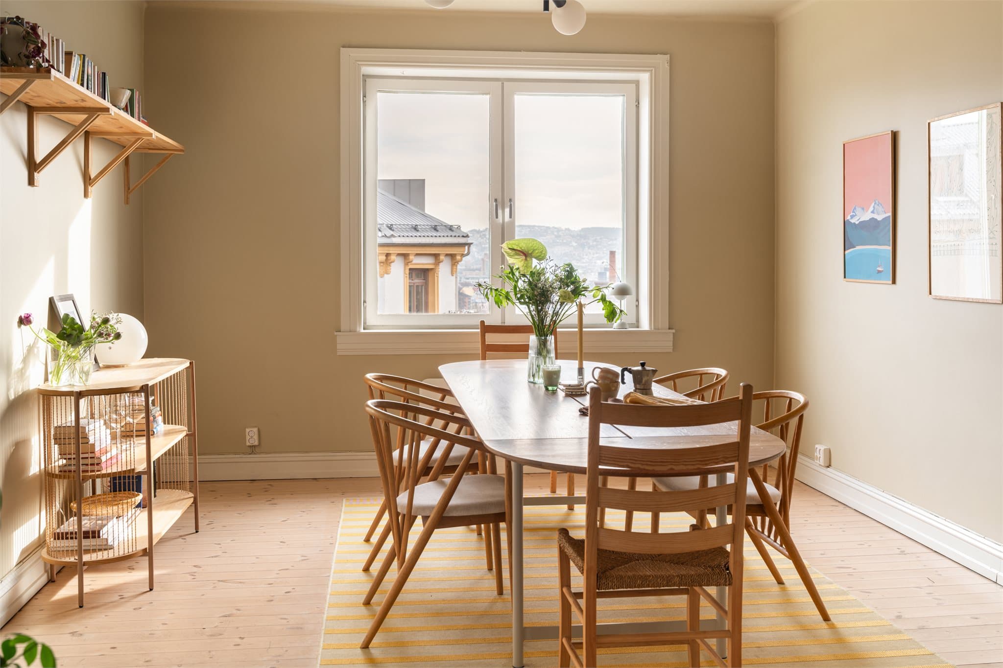 Leiligheten har to stuer som gir gode muligheter for sonedeling. Store vindusflater gir gode lysforhold og utsikt mot nærområdet.