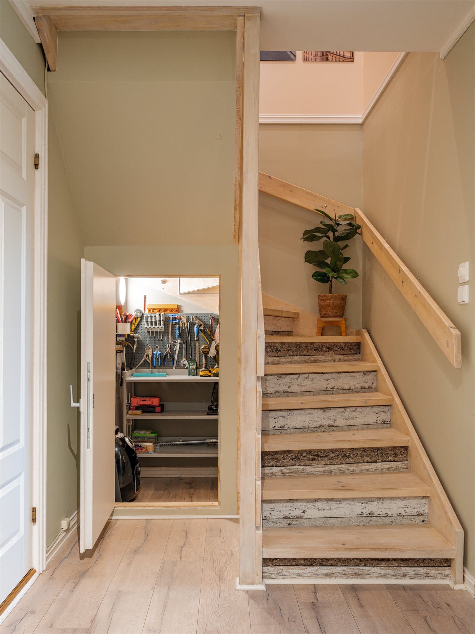Under trappen er det en praktisk bod for ekstra oppbevaring.