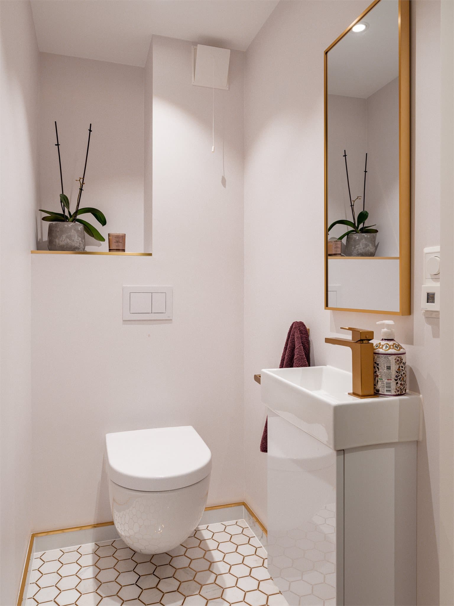 Underetasjen har også et separat toalettrom, oppgradert i 2025.