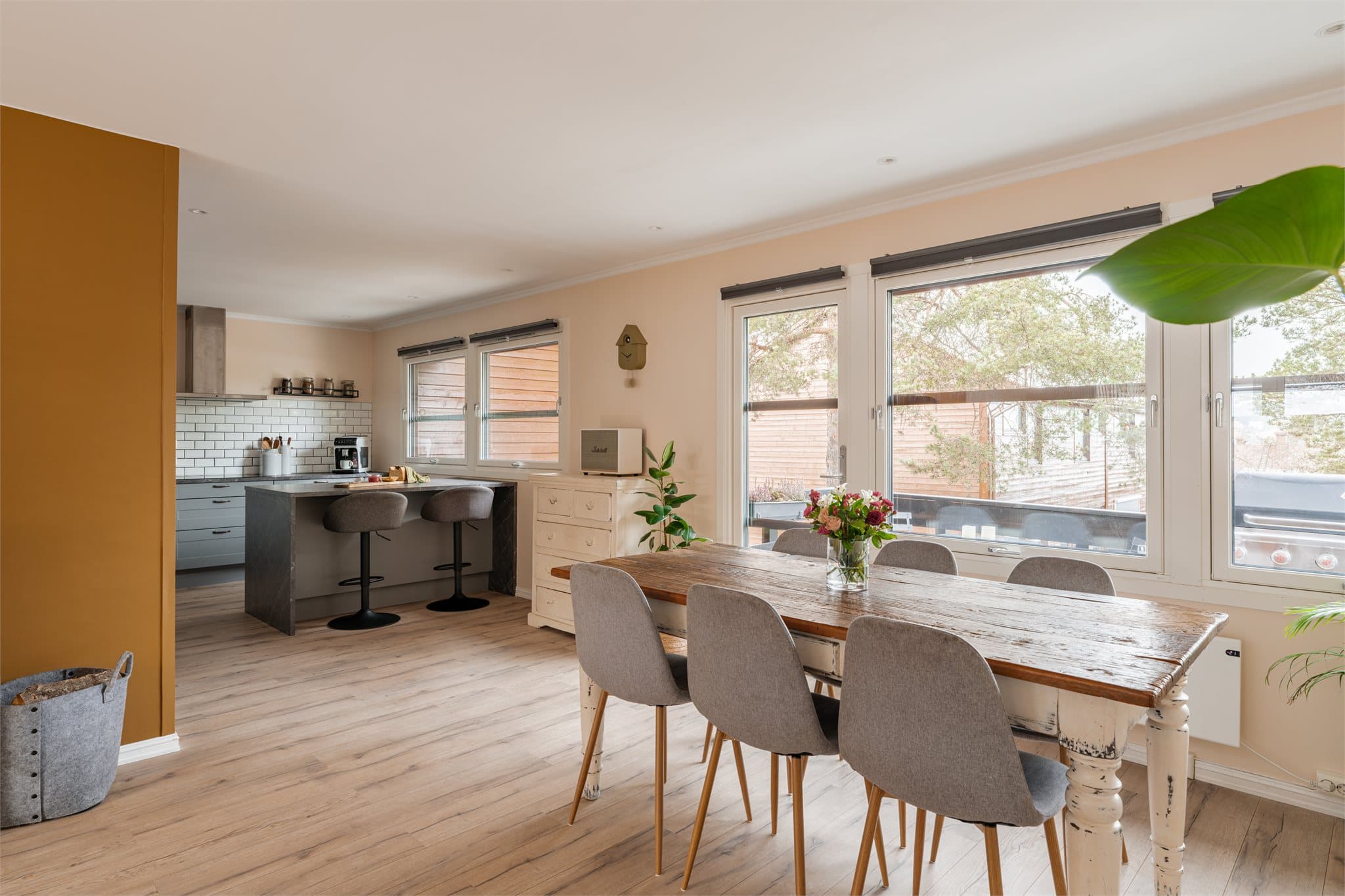 Store vindusflater gir rikelig med lys og binder inne- og uteområdene sammen.