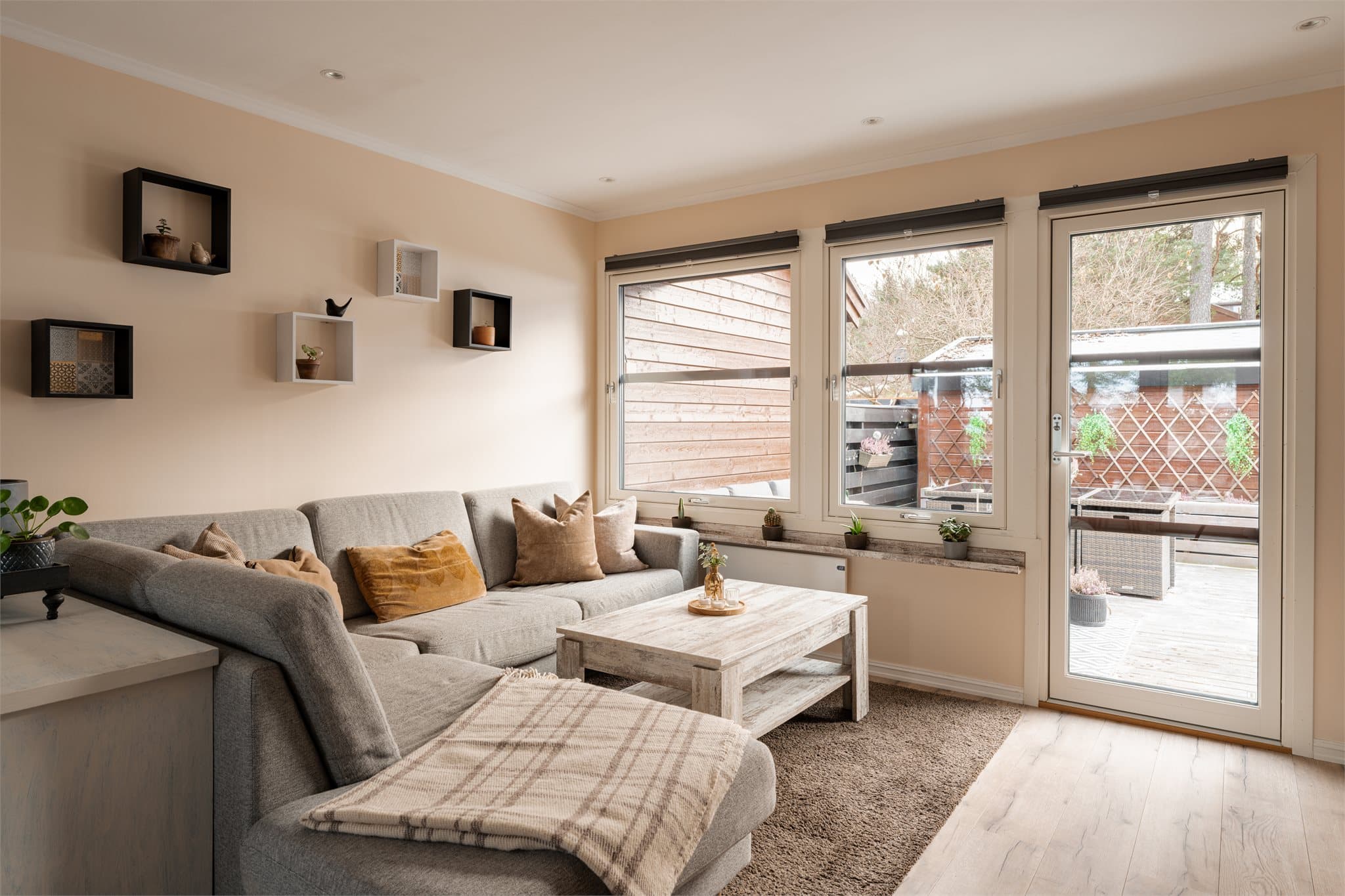 Den østvendte terrassen er ideell for morgenkaffen.