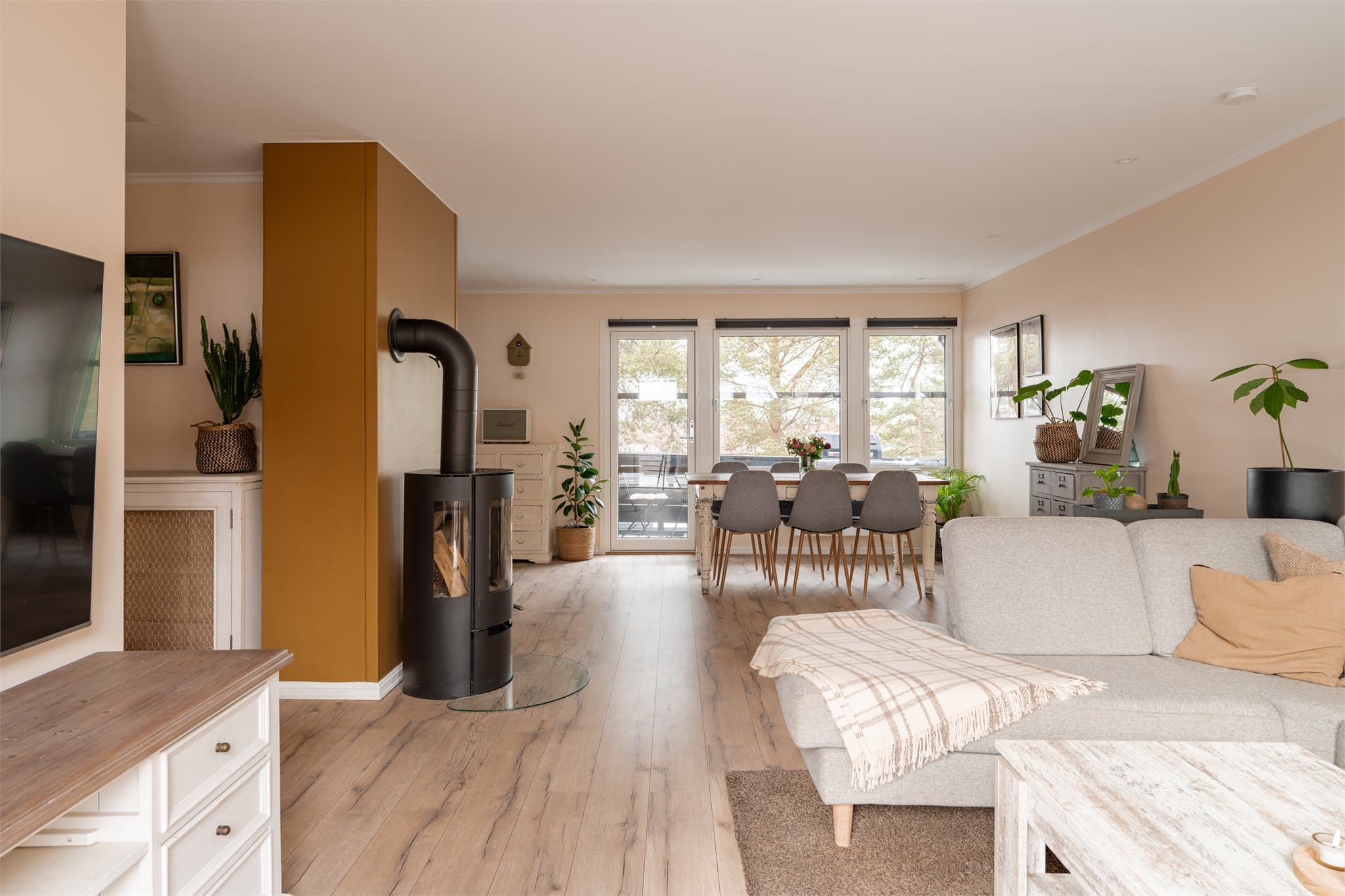 Den åpne løsningen skaper en luftig og sosial atmosfære i hele etasjen.