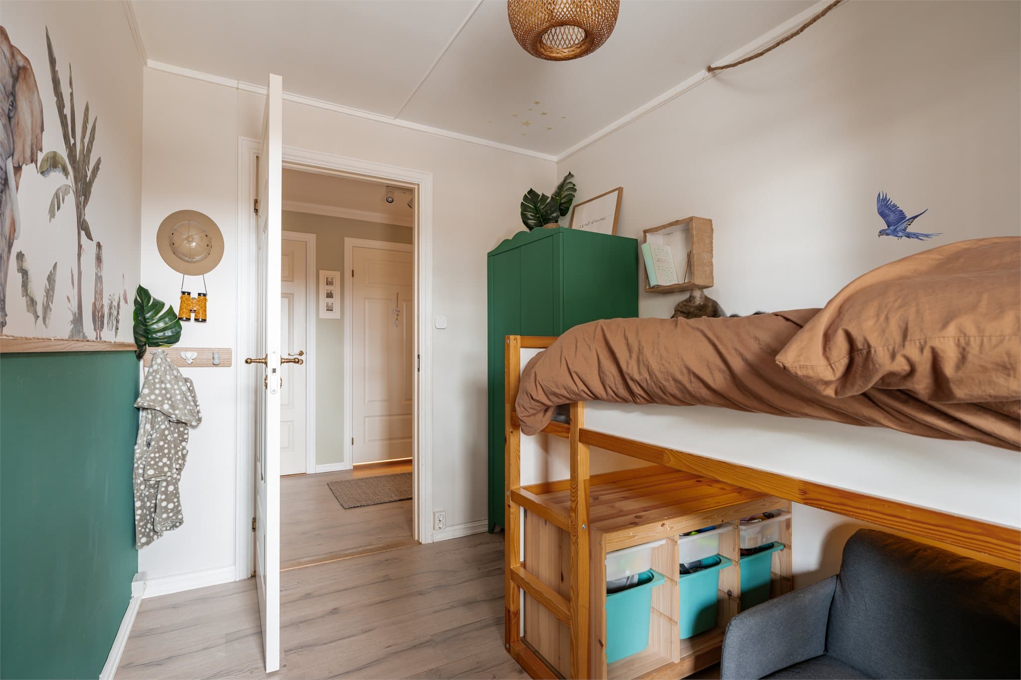 Rommet har laminatgulv og malte veggflater.