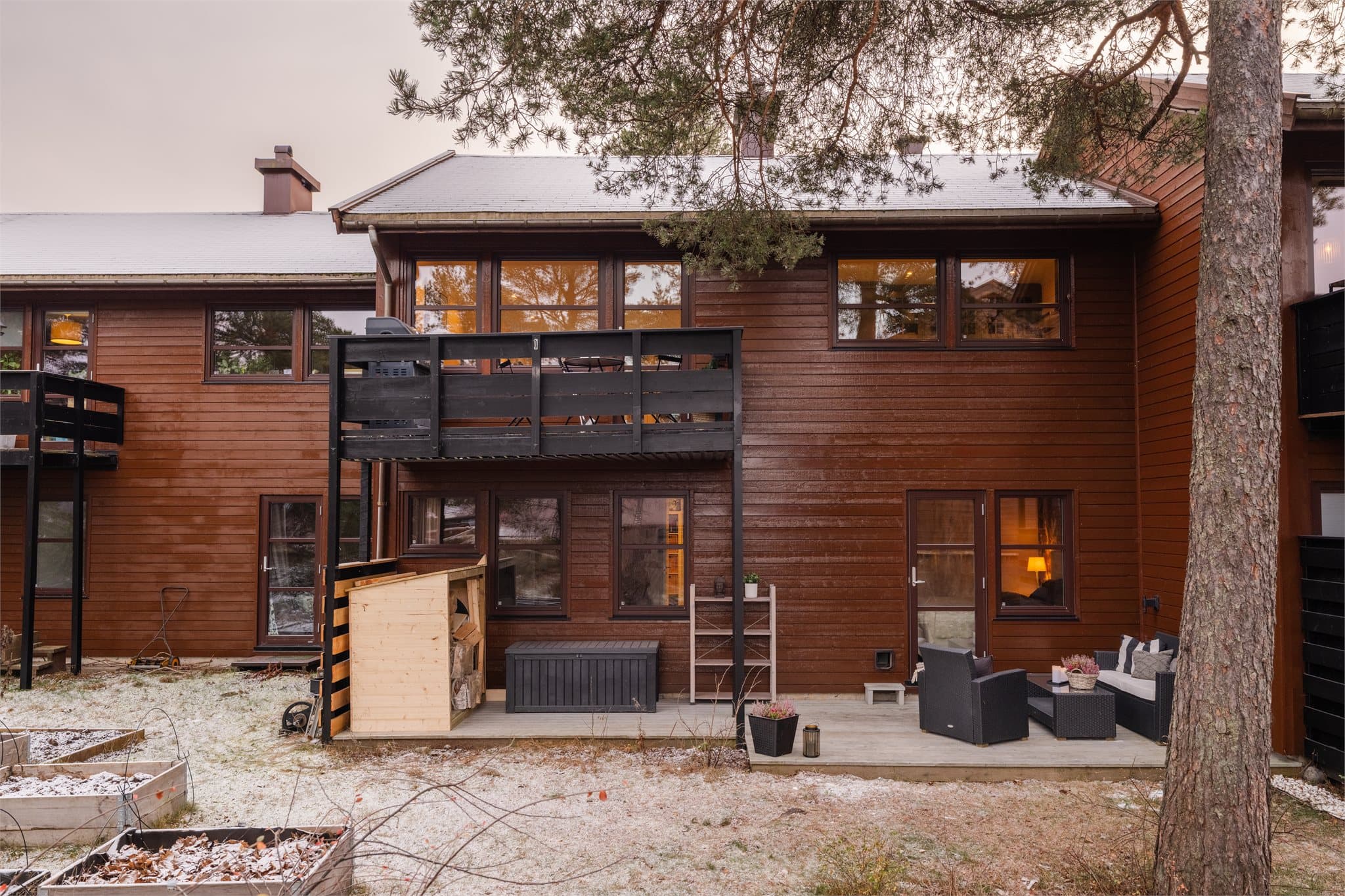 Et familievennlig rekkehus over to plan med flere private uteplasser.