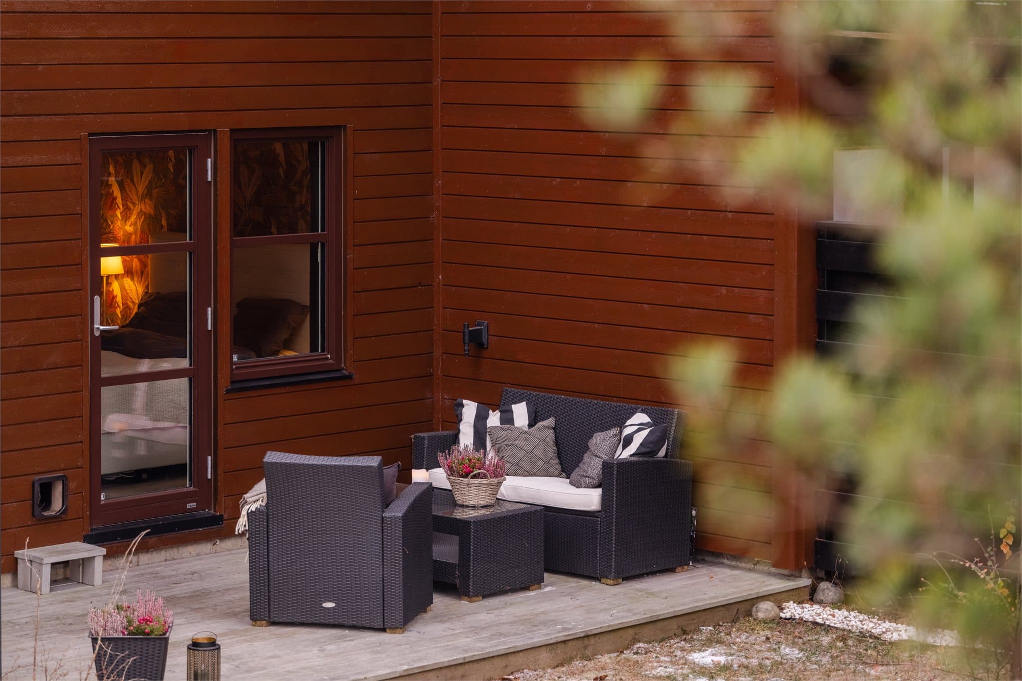 Terrasseplattingen utenfor hovedsoverommet gir en privat utgang til hagen.