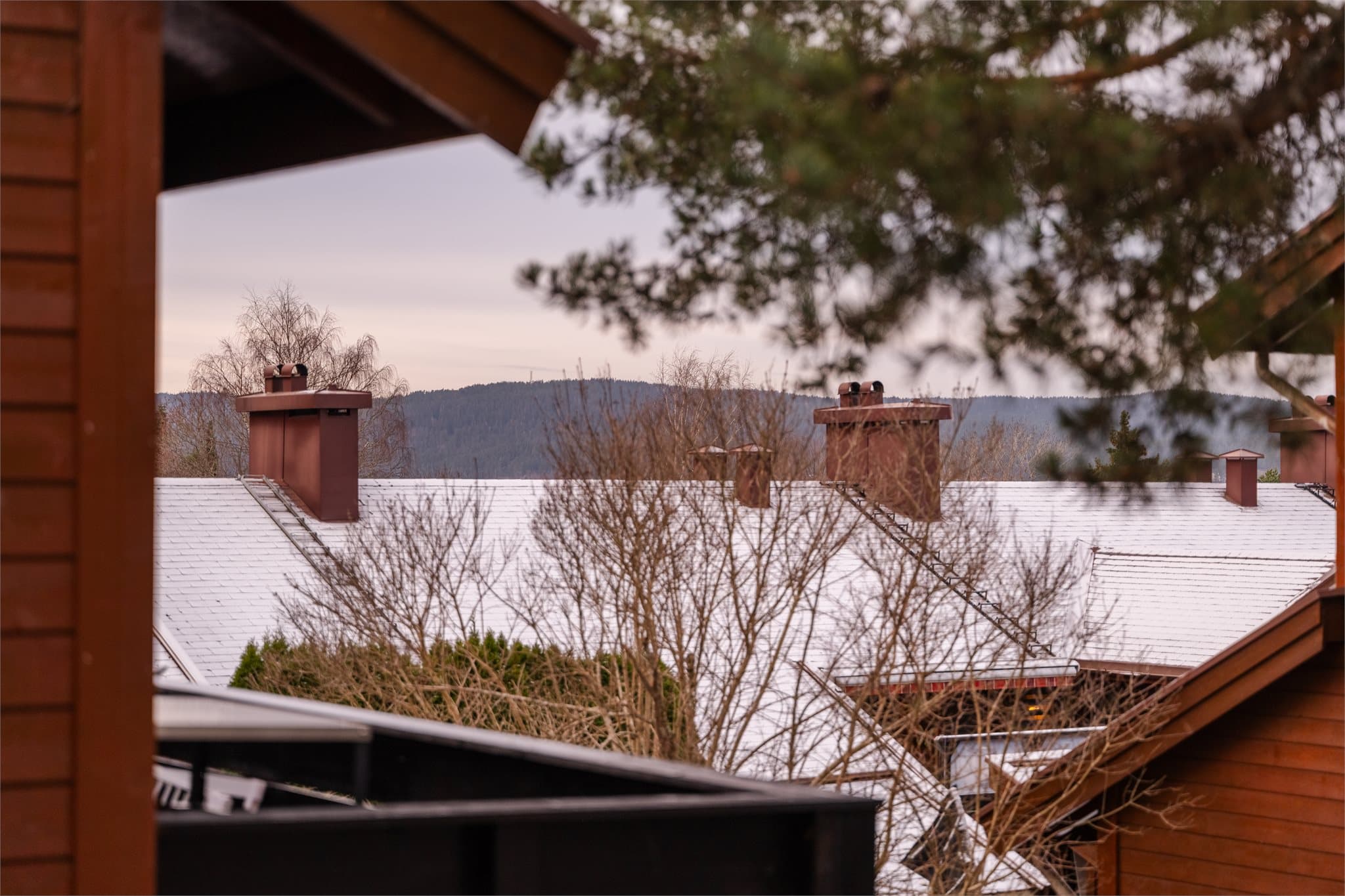 Fra boligen er det utsikt over de omkringliggende rekkehusene og grøntområdene.