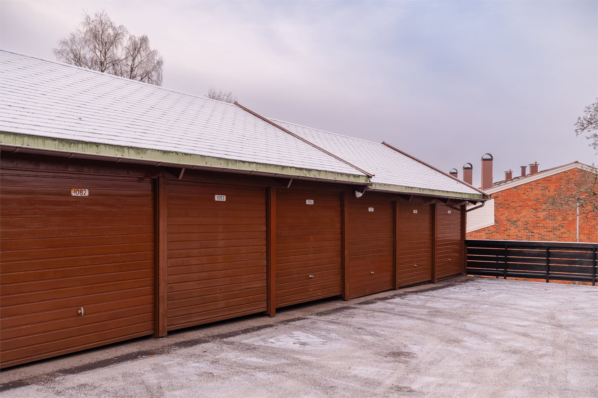 Det medfølger en fast garasjeplass i felles rekkeanlegg.