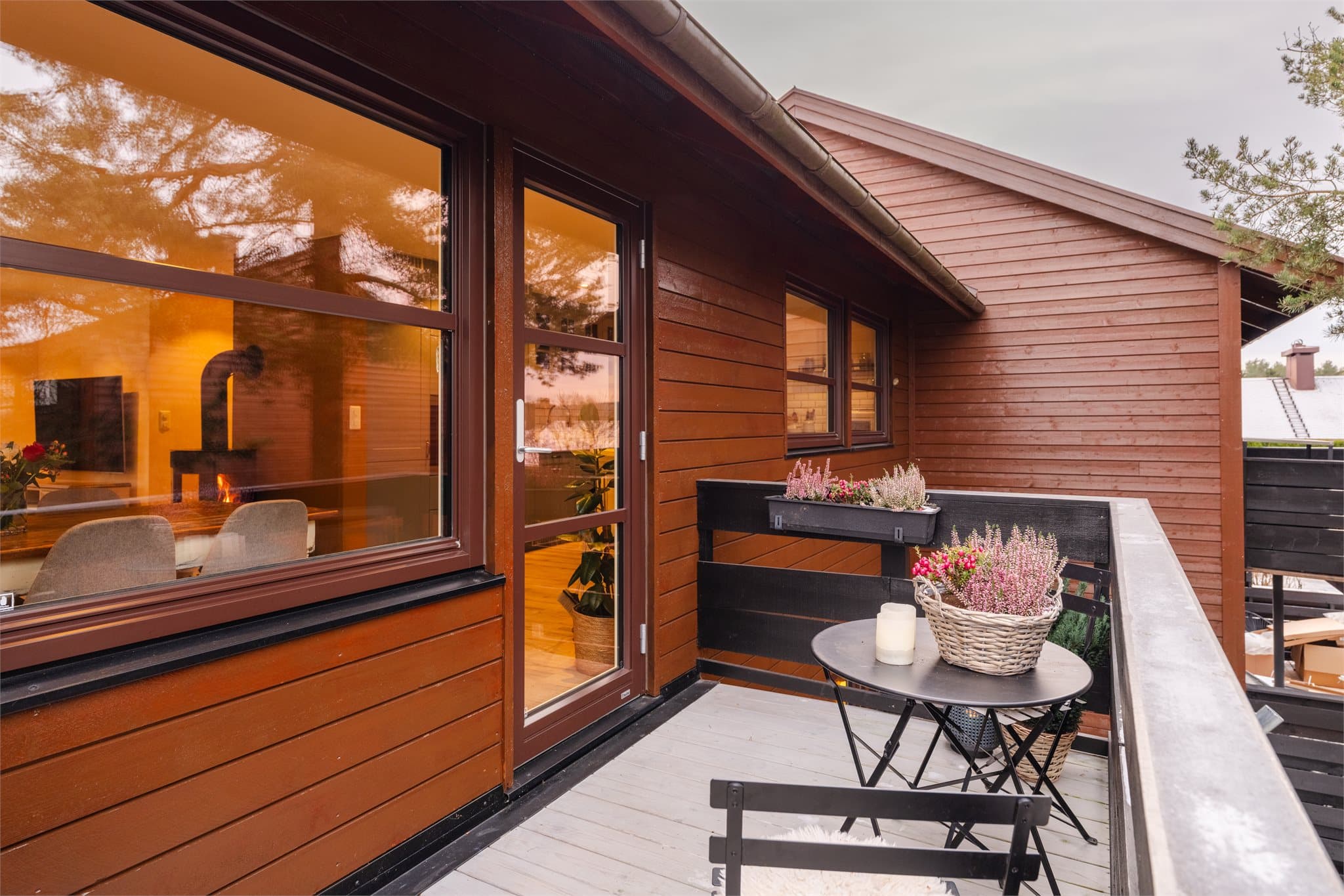 En lun og usjenert uteplass med gode lysforhold.