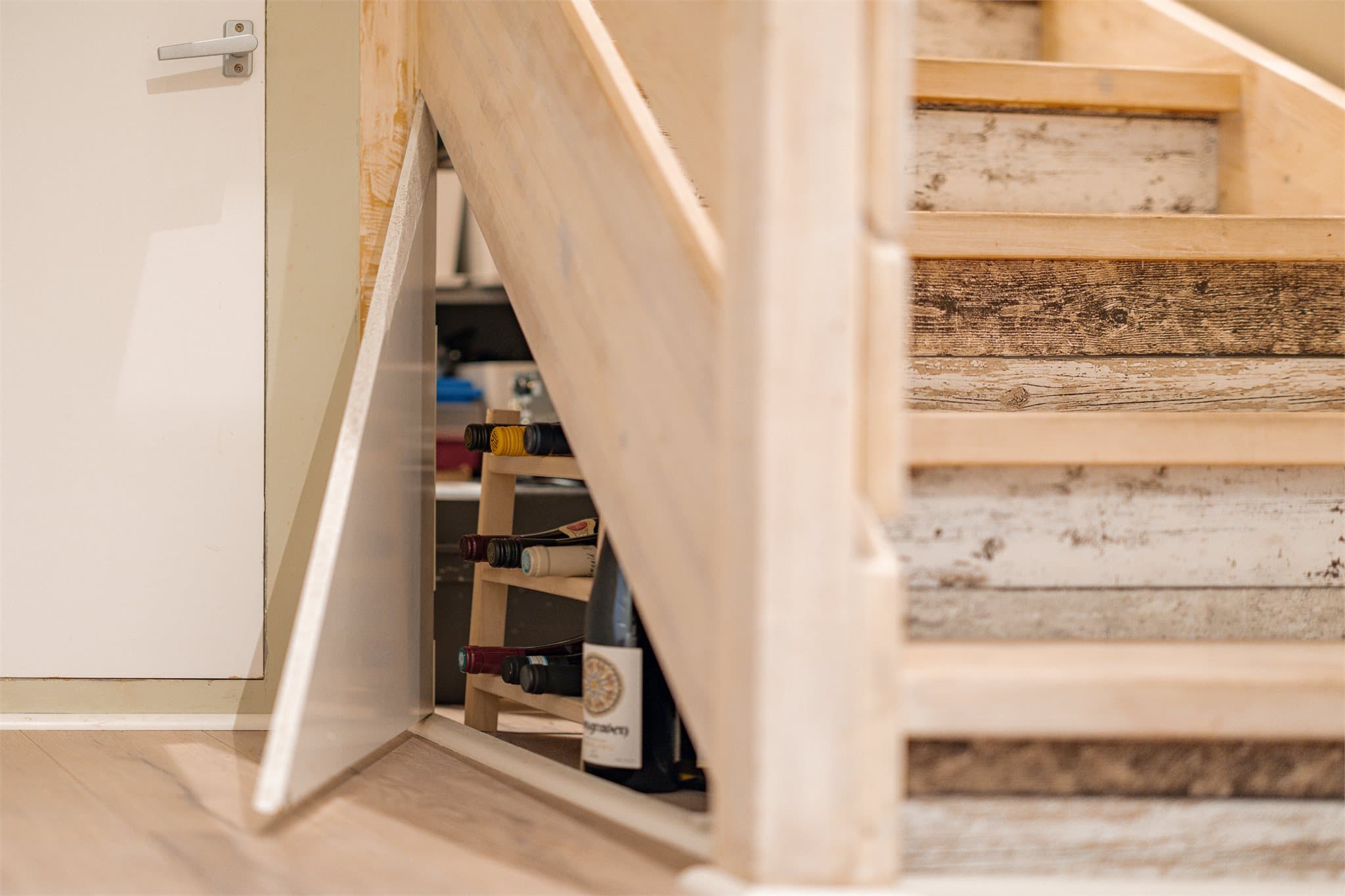 Plassen under trappen er smart utnyttet til oppbevaring.