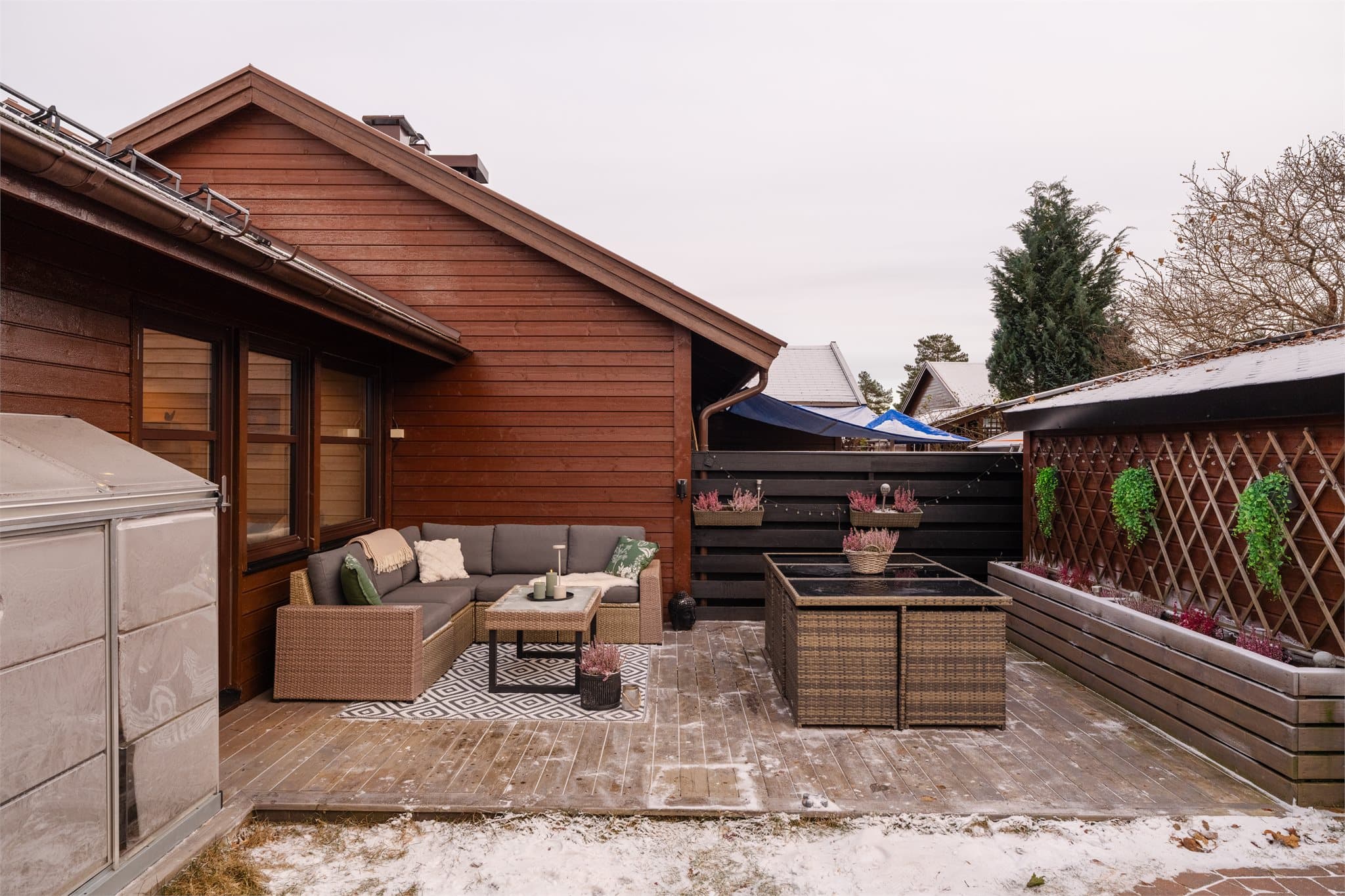 Terrassebordene på denne siden ble byttet i 2022.