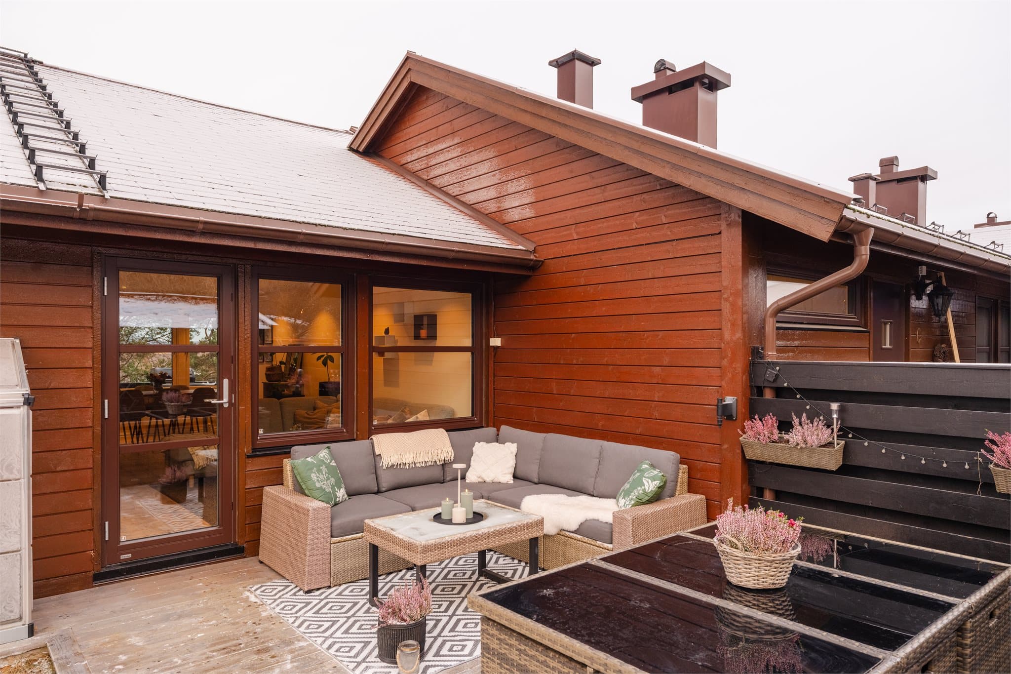 Uteplassen ved stuen er delvis skjermet og gir en privat sone.