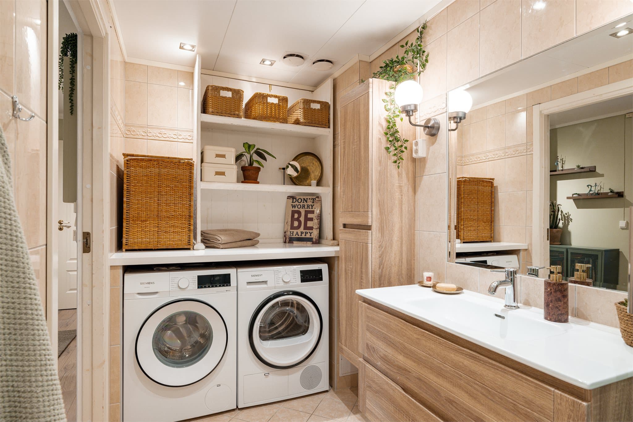 Her er det opplegg for vaskemaskin og tørketrommel, samt god hylleplass.