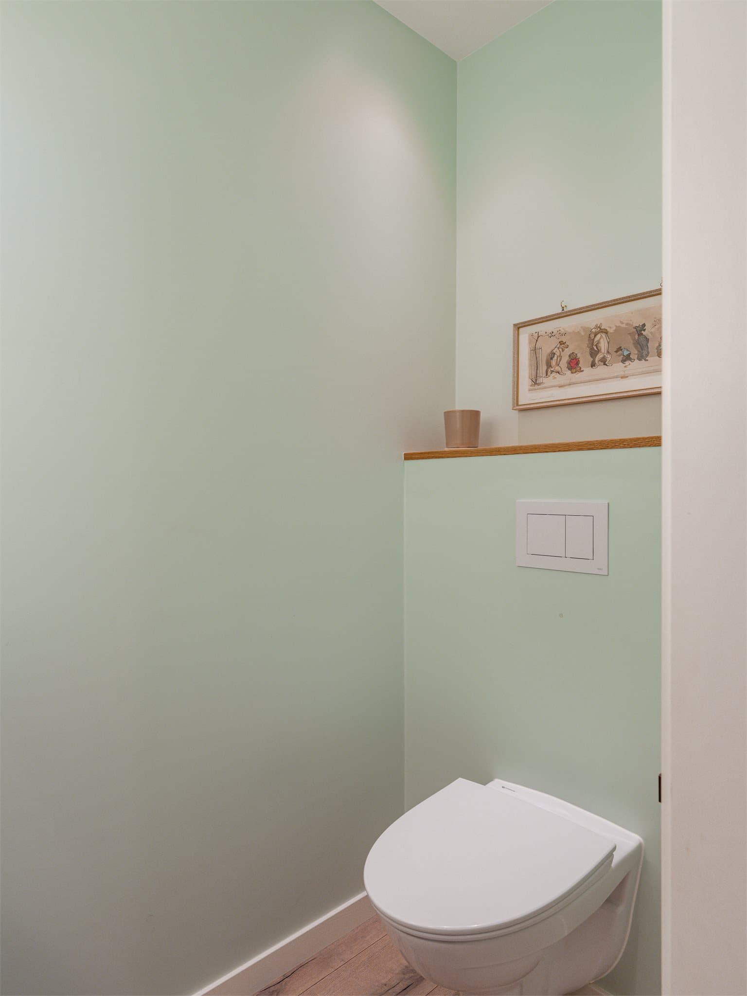 Rommet er utstyrt med vegghengt toalett med skjult sisterne.